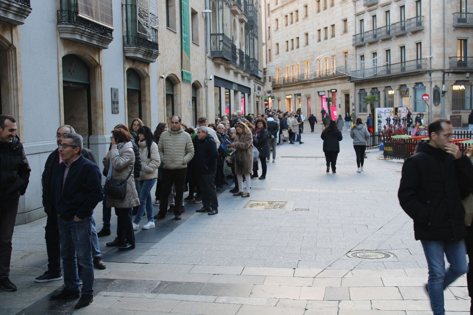 colas-en-la-plaza-del-liceo-para-comprar-la-loteria-16