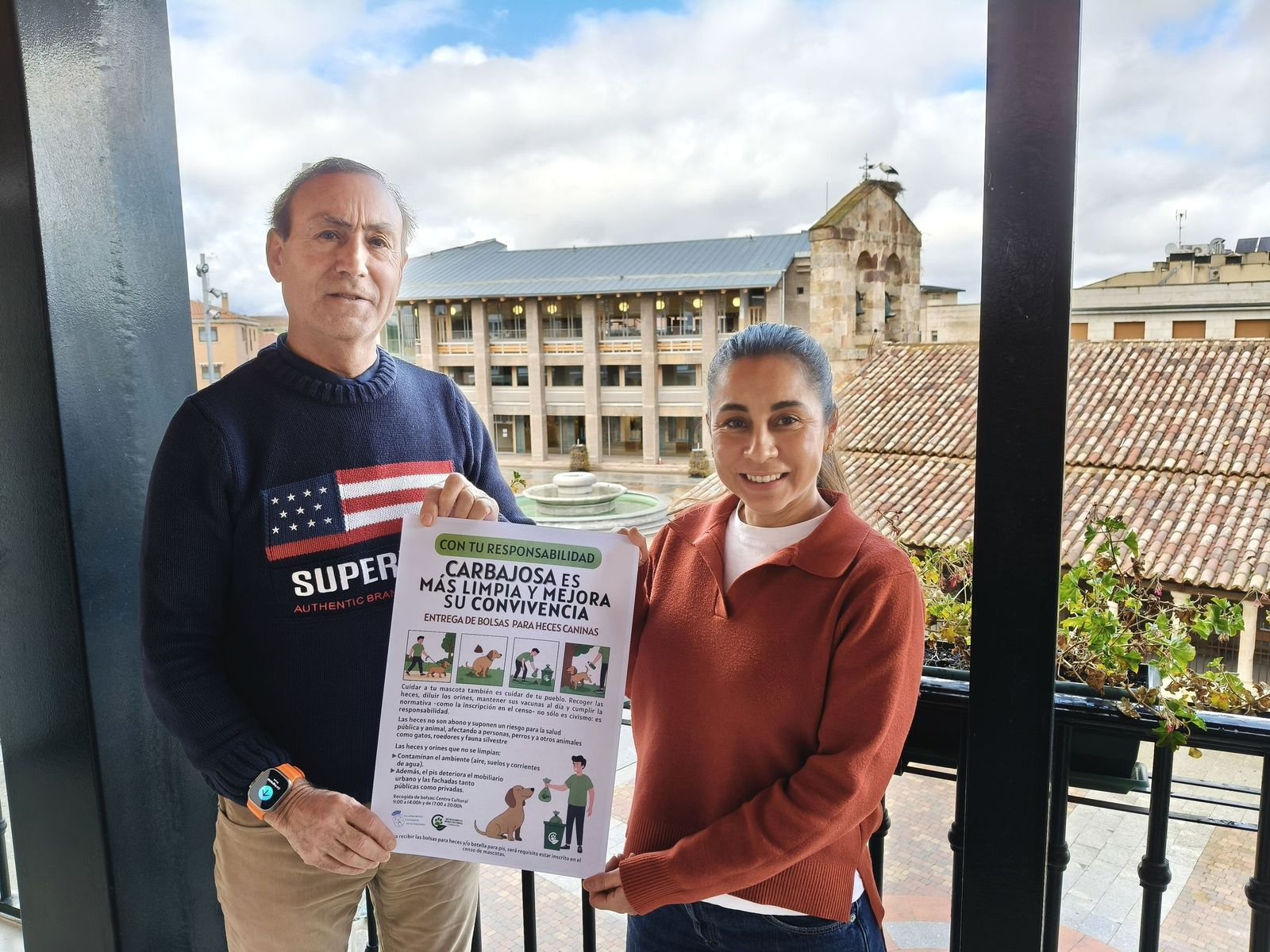 Carbajosa refuerza la limpieza de la vía pública con el reparto de 1.200 kits gratuitos para dueños de perros