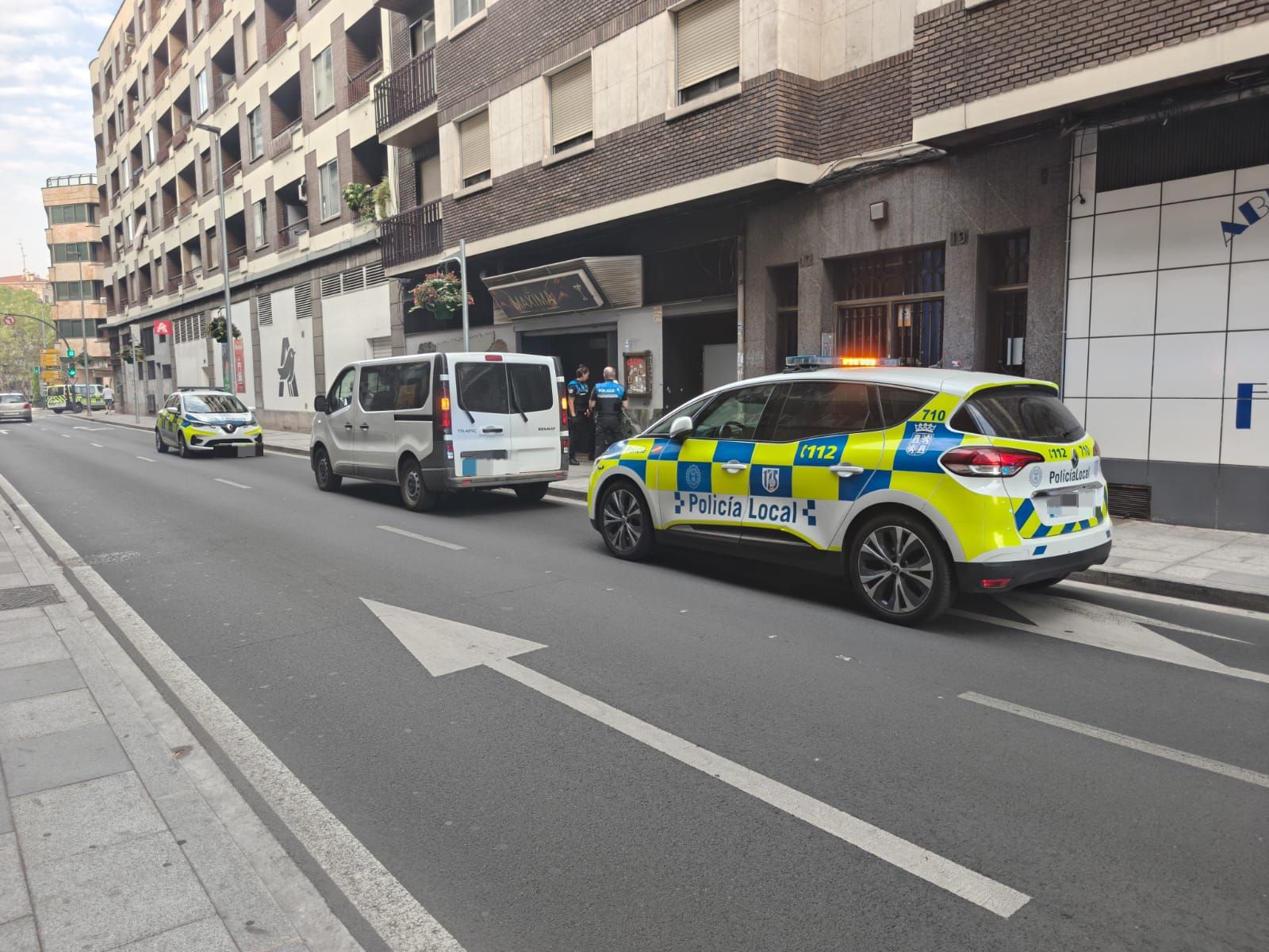 Presencia de la Policía Local en un establecimiento de Álvaro Gil
