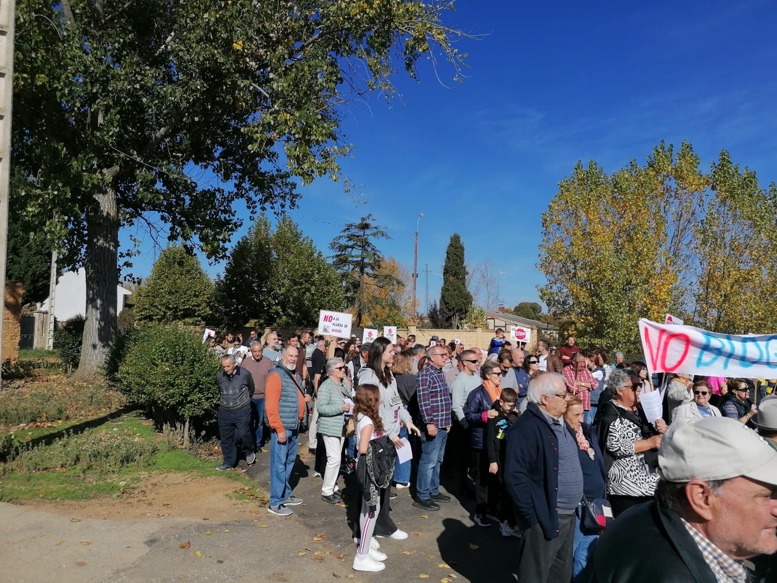 Vecinos salen a la calle para manifestarse en contra de la instalación de la planta de biogás en Santibáñez de Vidriales