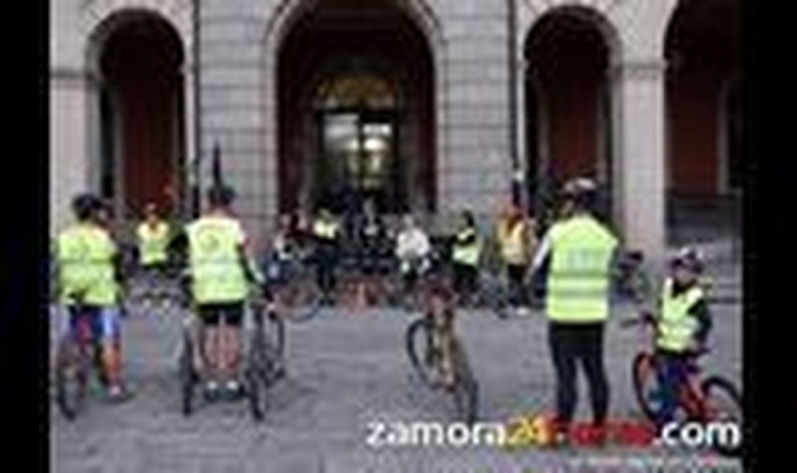 Una treintena de ciclistas participan en la “Ruta del Silencio”