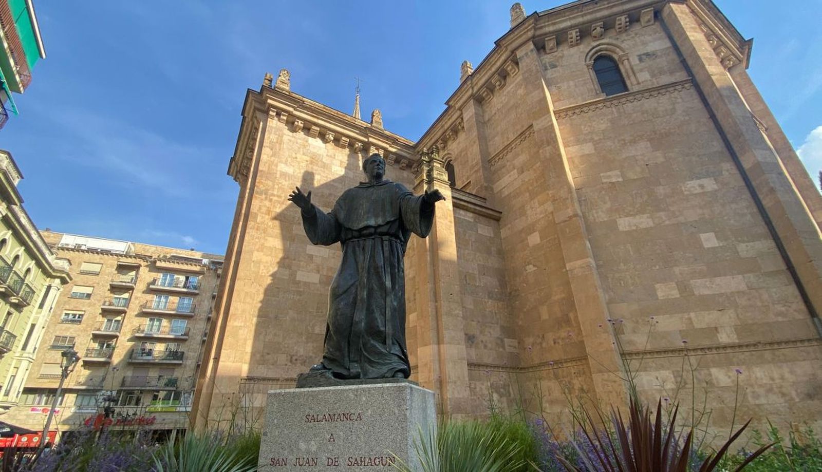Estatua de San Juan de Sahagún en Salamanca
