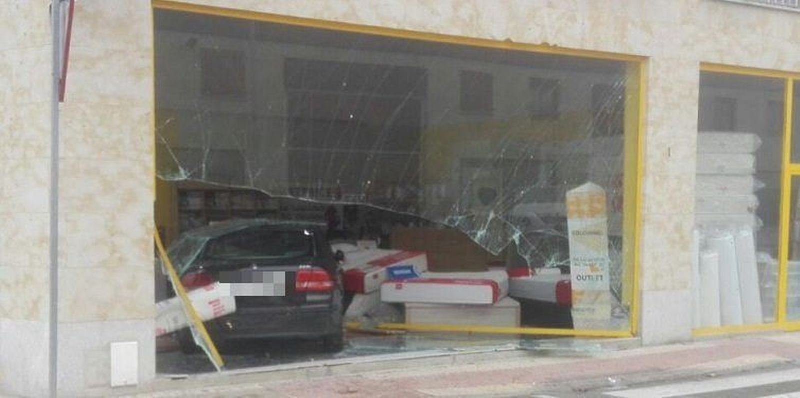 Un coche se empotra contra una tienda de colchones en el polígono Los Villares