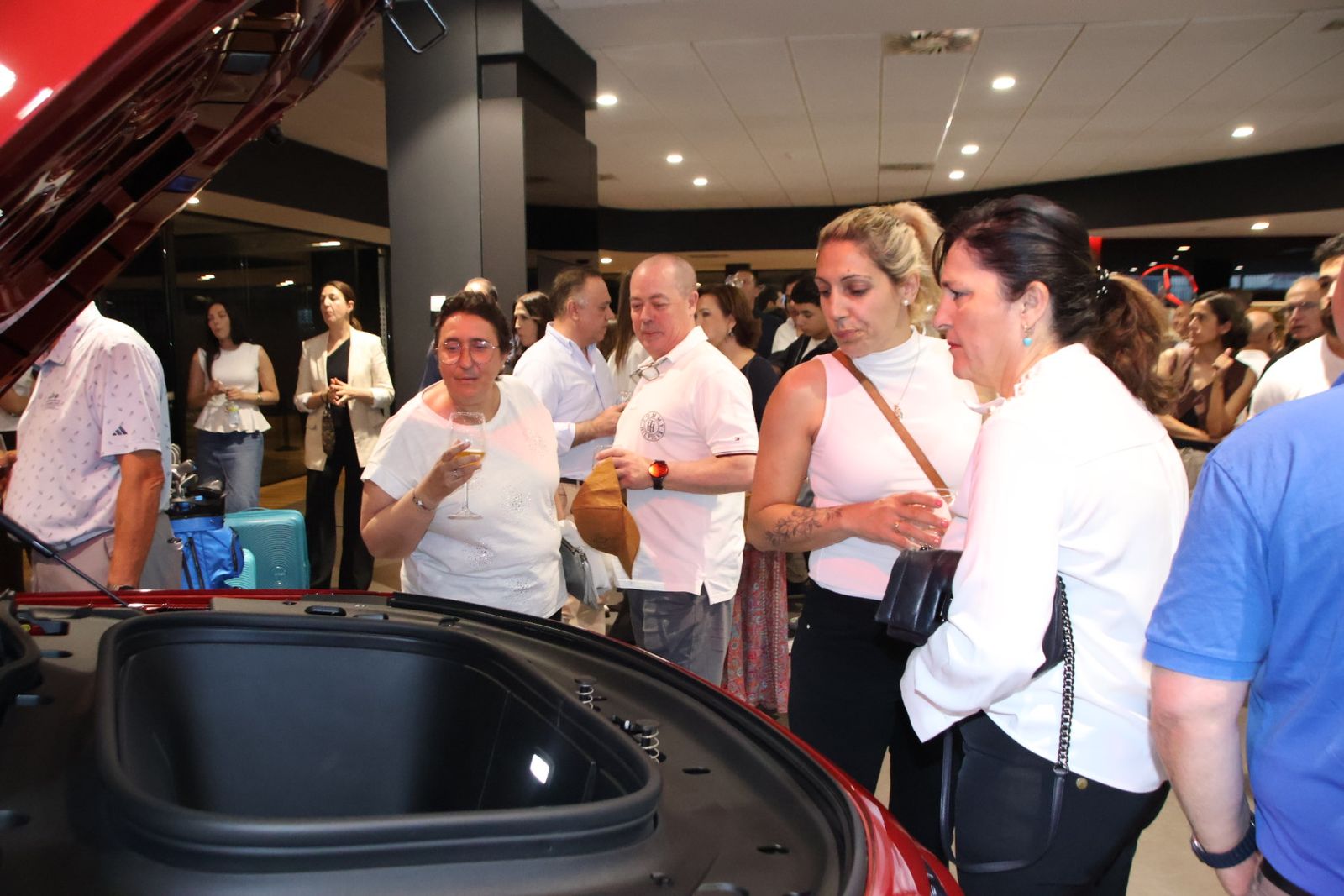 Presentación dos coches en la mercedes