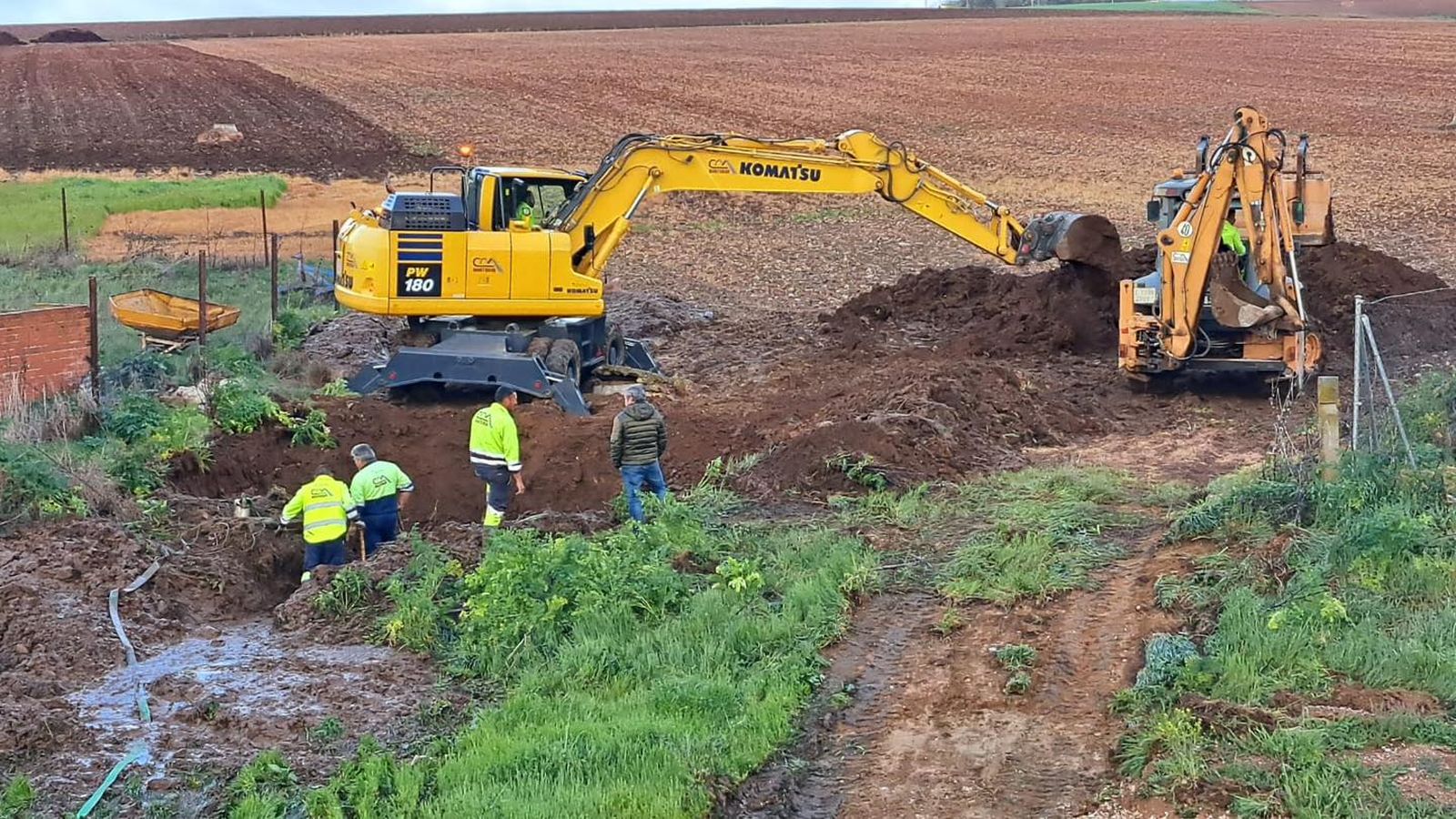 Operarios trabajan para solucionar una avería en Carbajosa