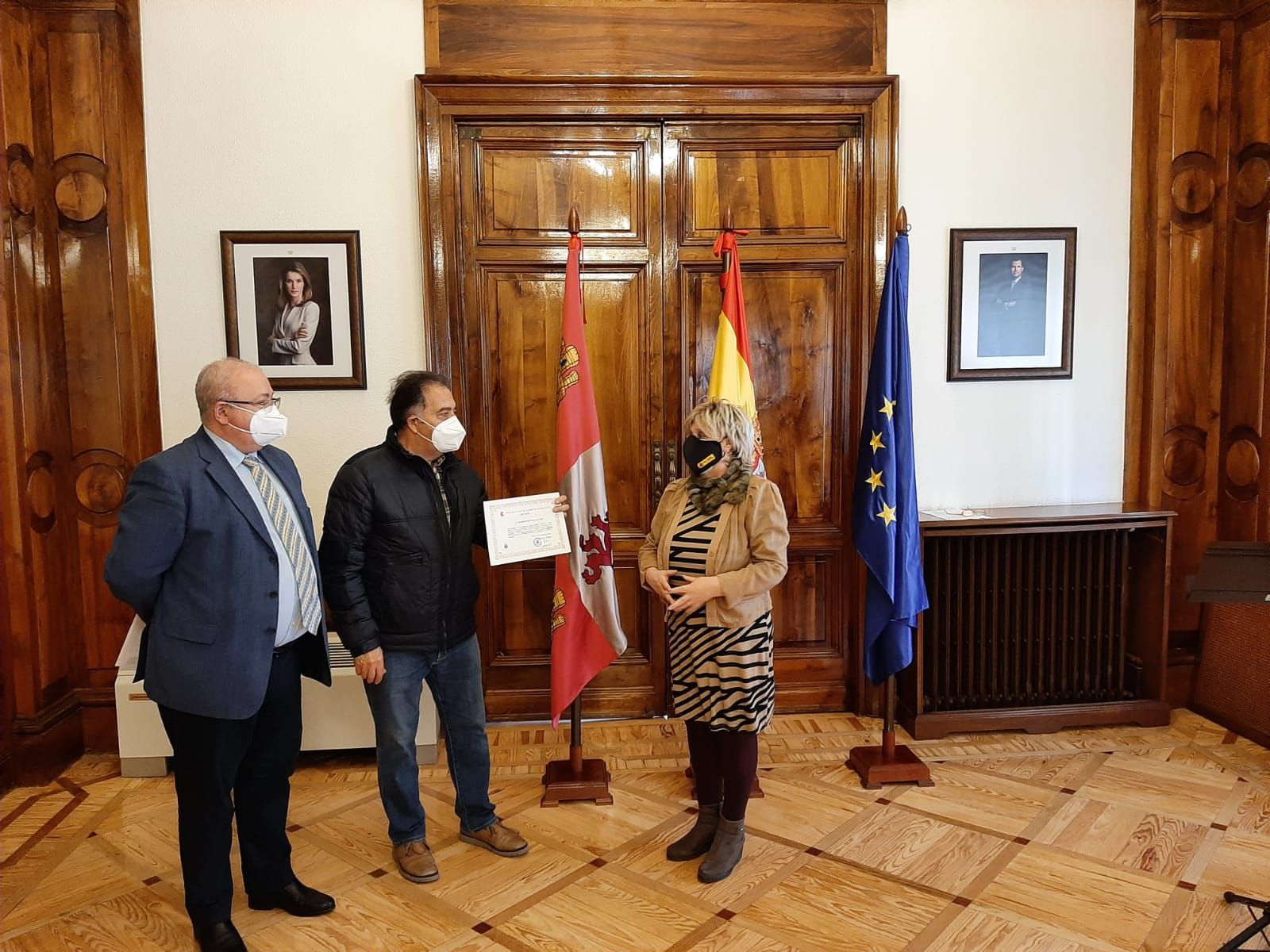 Entrega de los diplomas por parte de la subdelegada de Gobierno en Salamanca | Foto: Subdelegación