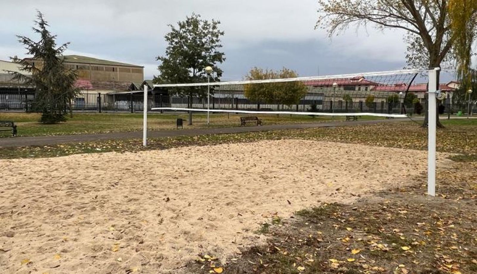 La concejala de Parques y Jardines, Miryam Rodríguez presenta la zona de calistenia y vóleyplaya en el Parque de los Jesuitas. Foto S24H (1)