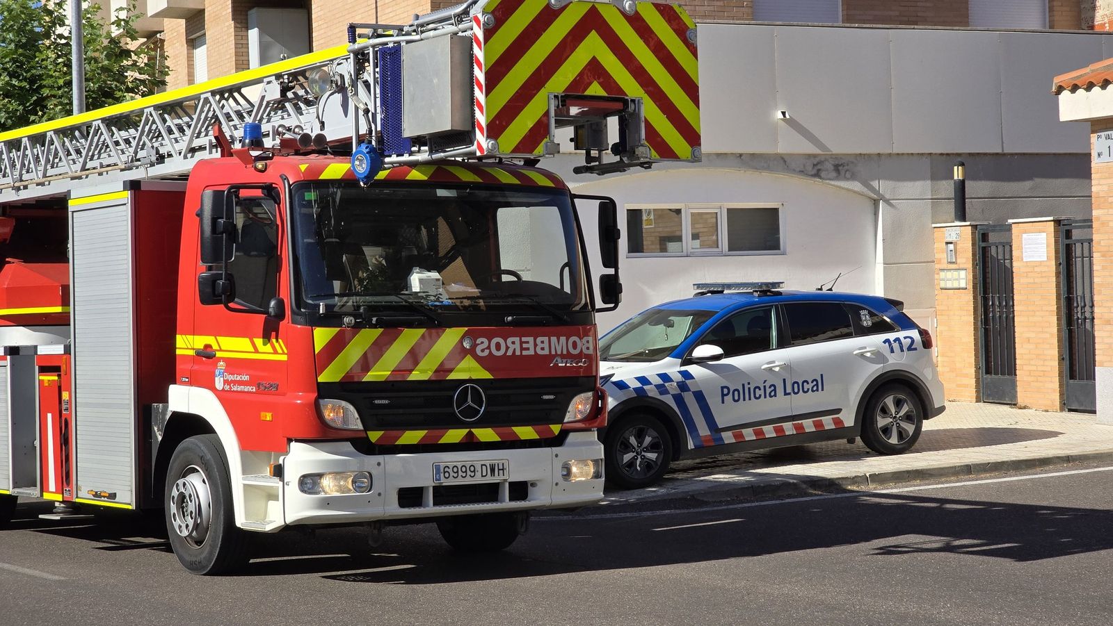 Incendio en una vivienda en los edificios La Yedra en Santa Marta de Tormes con la Policía Local y la Guardia Civil de Salamanca