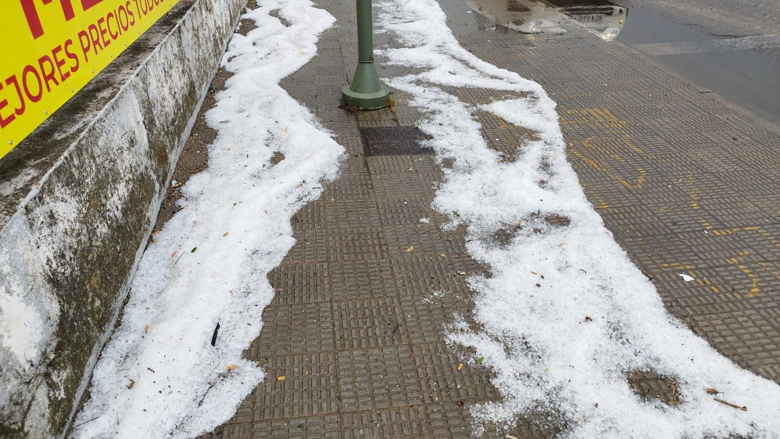 El granizo inunda de hielo el Polígono de los Villares. Foto de archivo