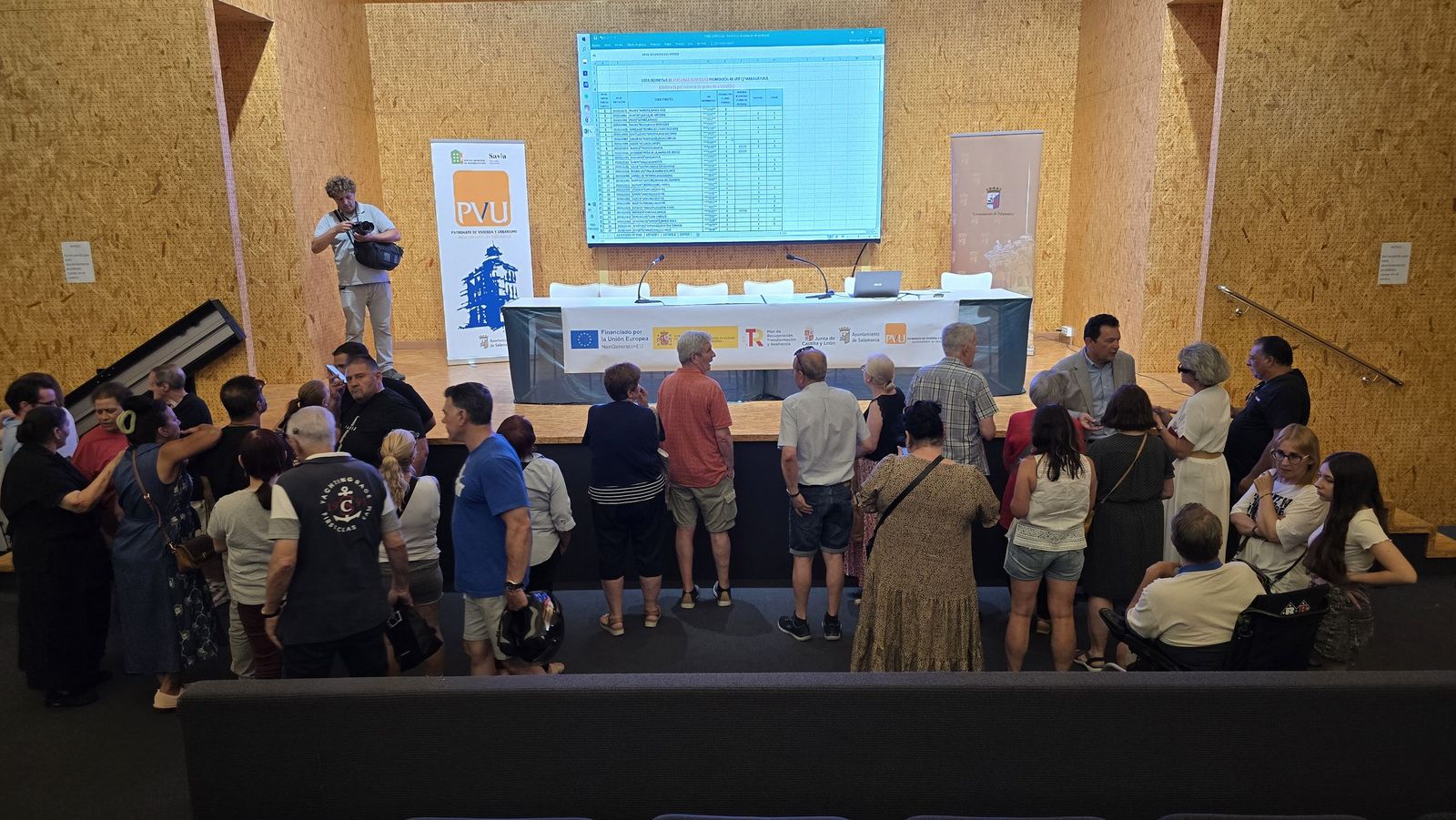 El concejal de Fomento, Fernando Carabias, preside el sorteo de la nueva promoción de vivienda pública de alquiler en el barrio de Capuchinos