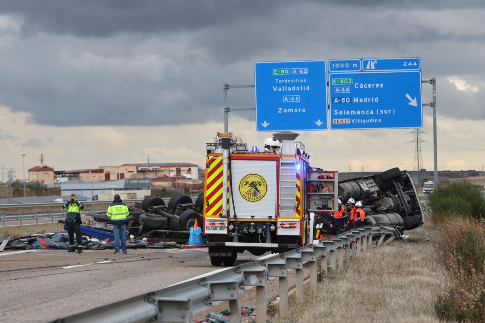 Un camión vuelca en la A-62 y corta la autovía a su paso por Salamanca