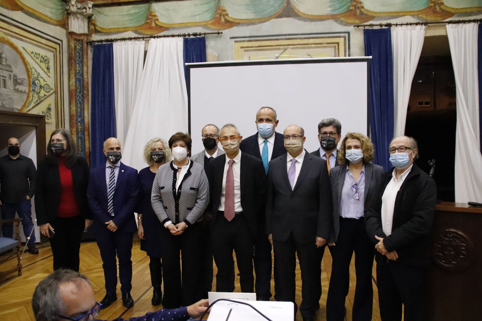 Ricardo Rivero, acompañado por su equipo, durante el acto de presentación de la candidatura al Rectorado en el colegio Fonseca