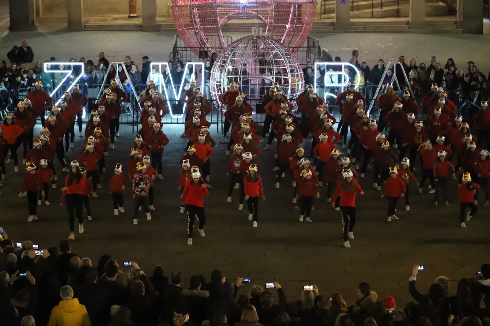 un-espectacular-flashmob-en-la-plaza-mayor-para-felicitar-la-navidad-a-los-zamoranos-3
