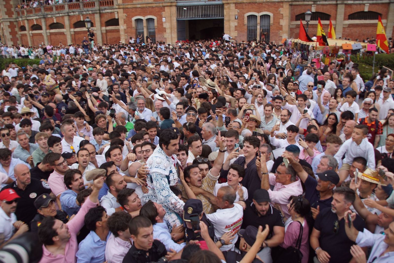 ambiente-en-los-tendidos-para-ver-el-mano-a-mano-de-morante-y-marco-perez-en-la-glorieta-por-san-juan-de-sahagun-1