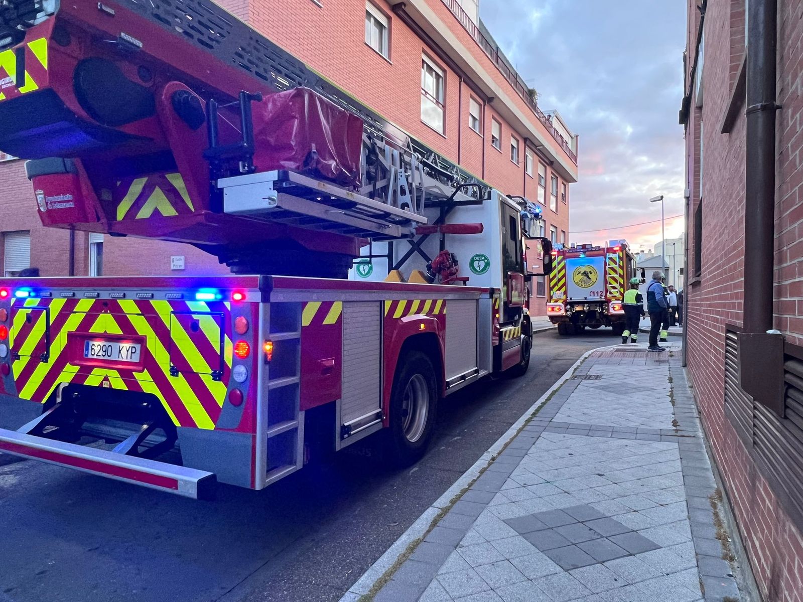 Bomberos, Policía Local y Policía Nacional en la calle Higuera por el incendio de una camapana extractora (1)