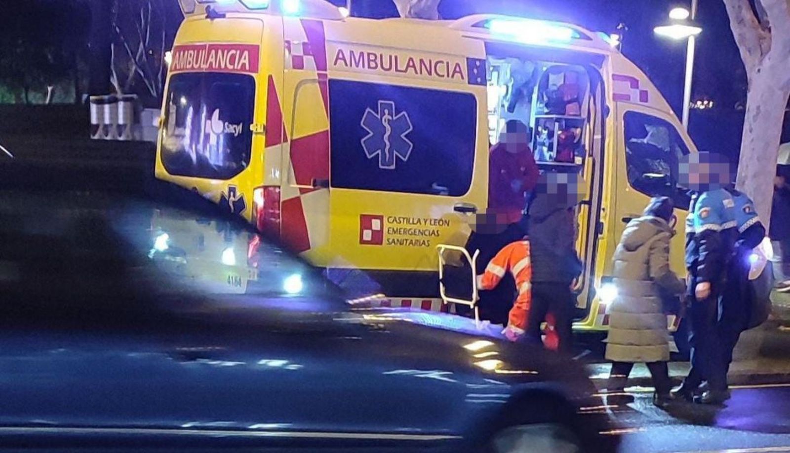 Ambulancia en el parque de Los Tres Árboles en Zamora. Foto Zamora24horas.com