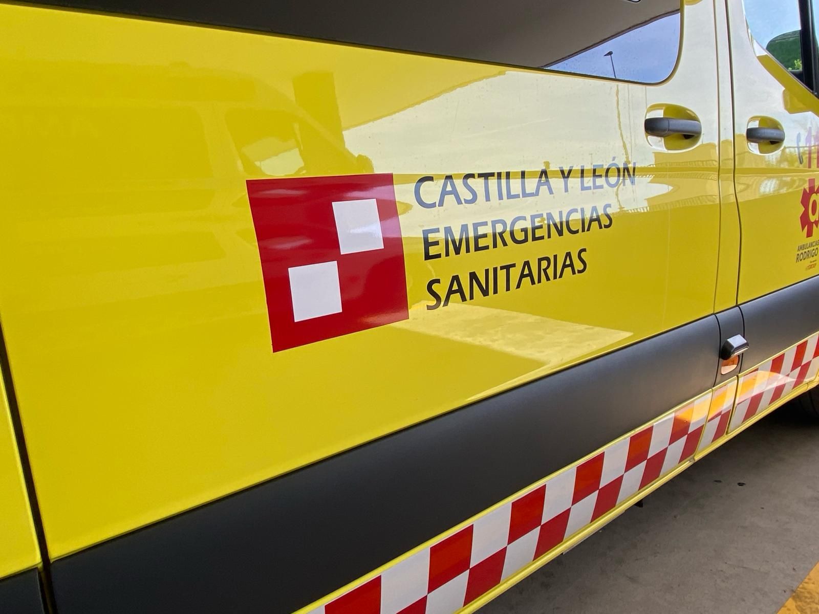 Ambulancia en el Hospital de Salamanca en una foto de archivo (1)