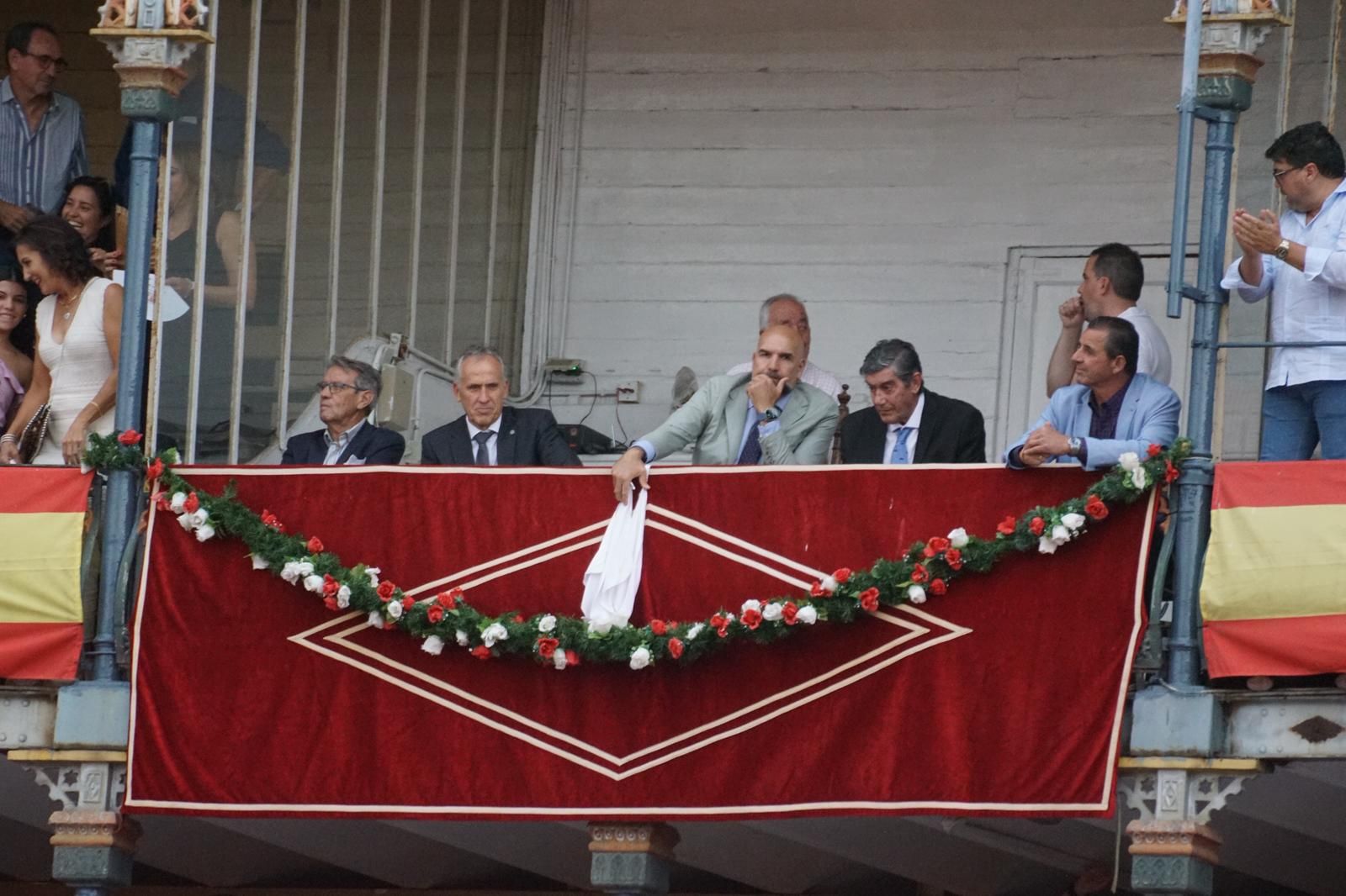 Gran ambiente en La Glorieta para la tarde de toros de Morante de la Puebla, Ismael Martín y Marco Pérez