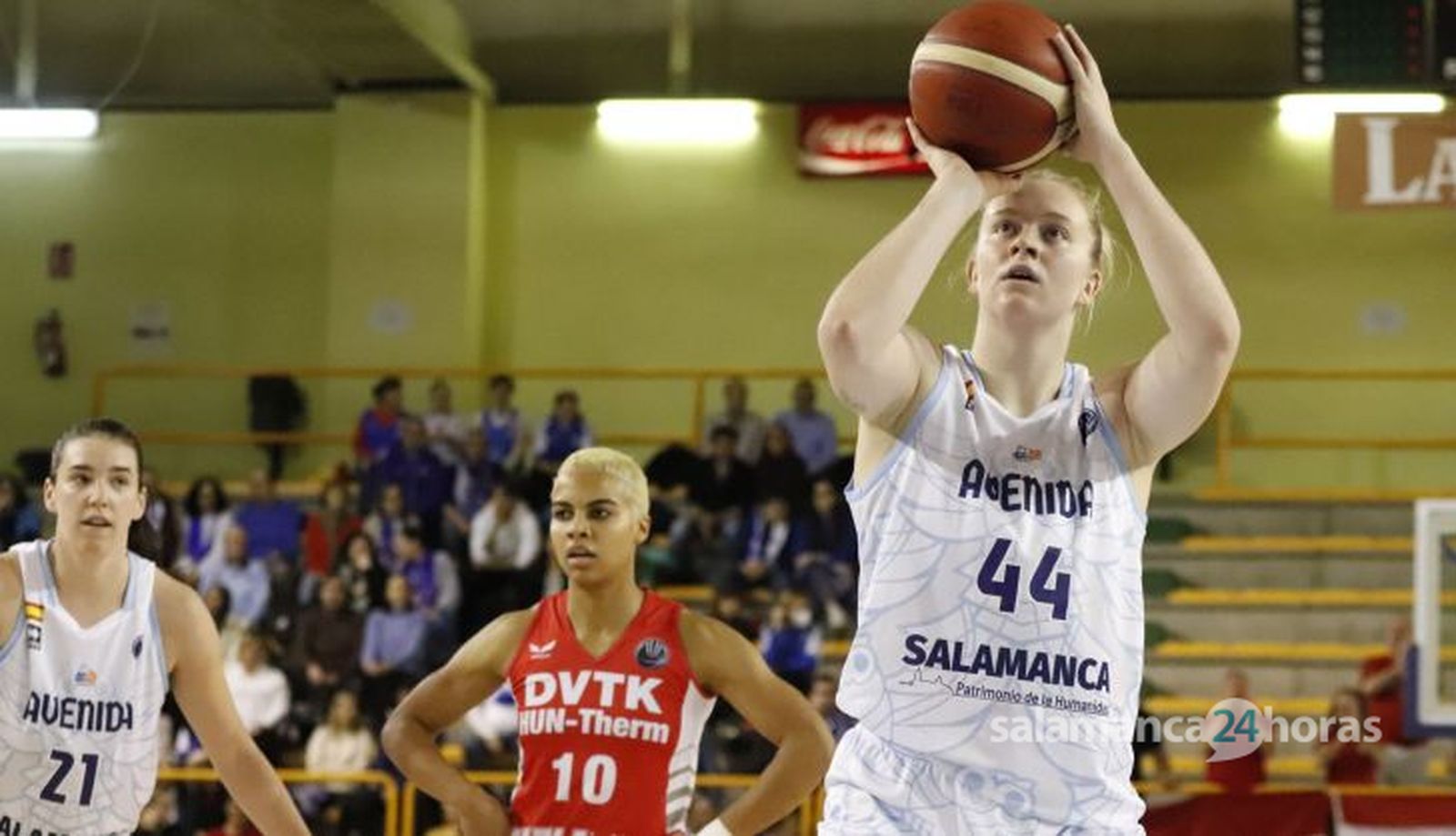 Reisingerova lanza un tiro libre ante Miskolc | FOTO SALAMANCA24HORAS.COM