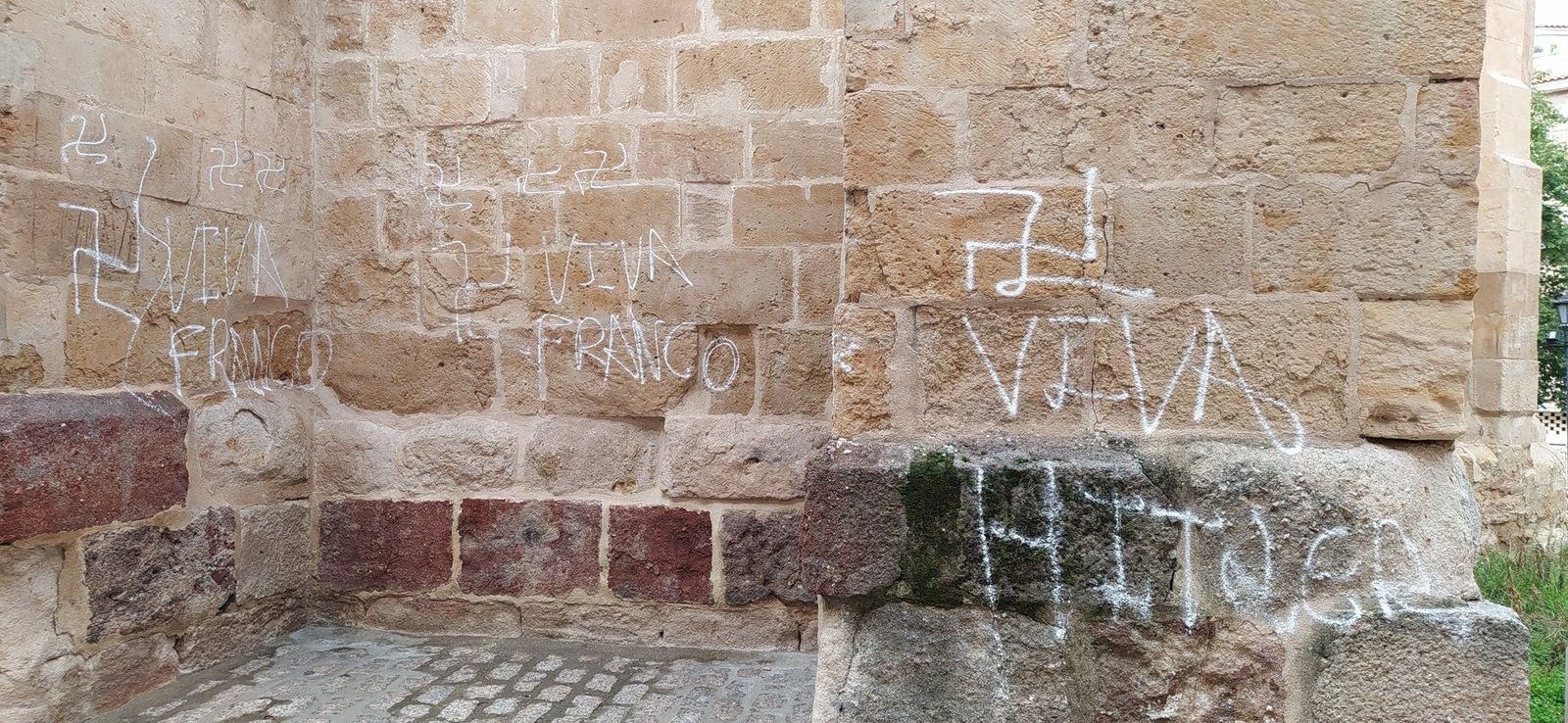 Pintadas vandálicas en la iglesia de San Cristóbal