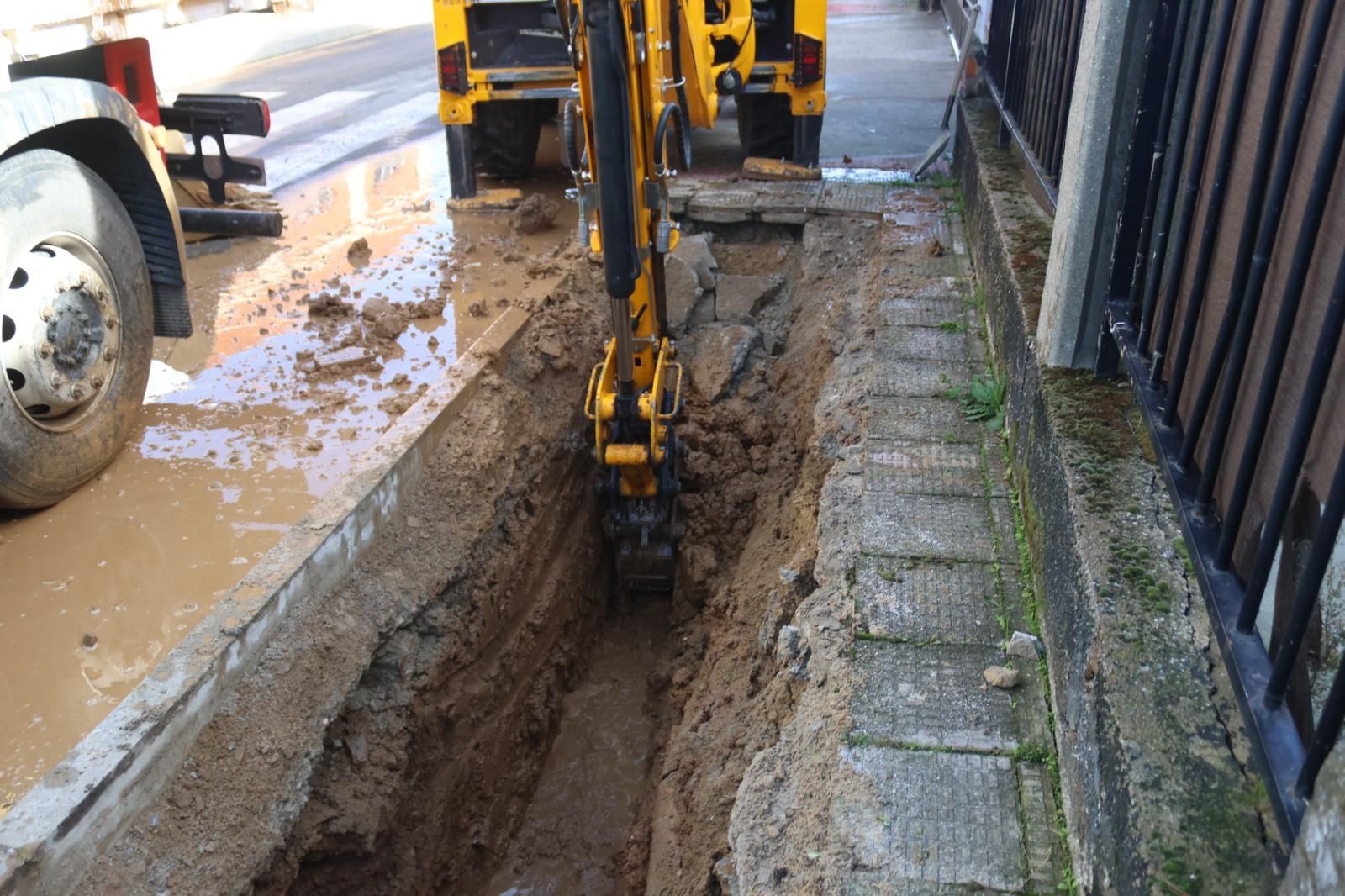 Un reventón de tubería en El Montalvo causa estragos durante la mañana de este domingo