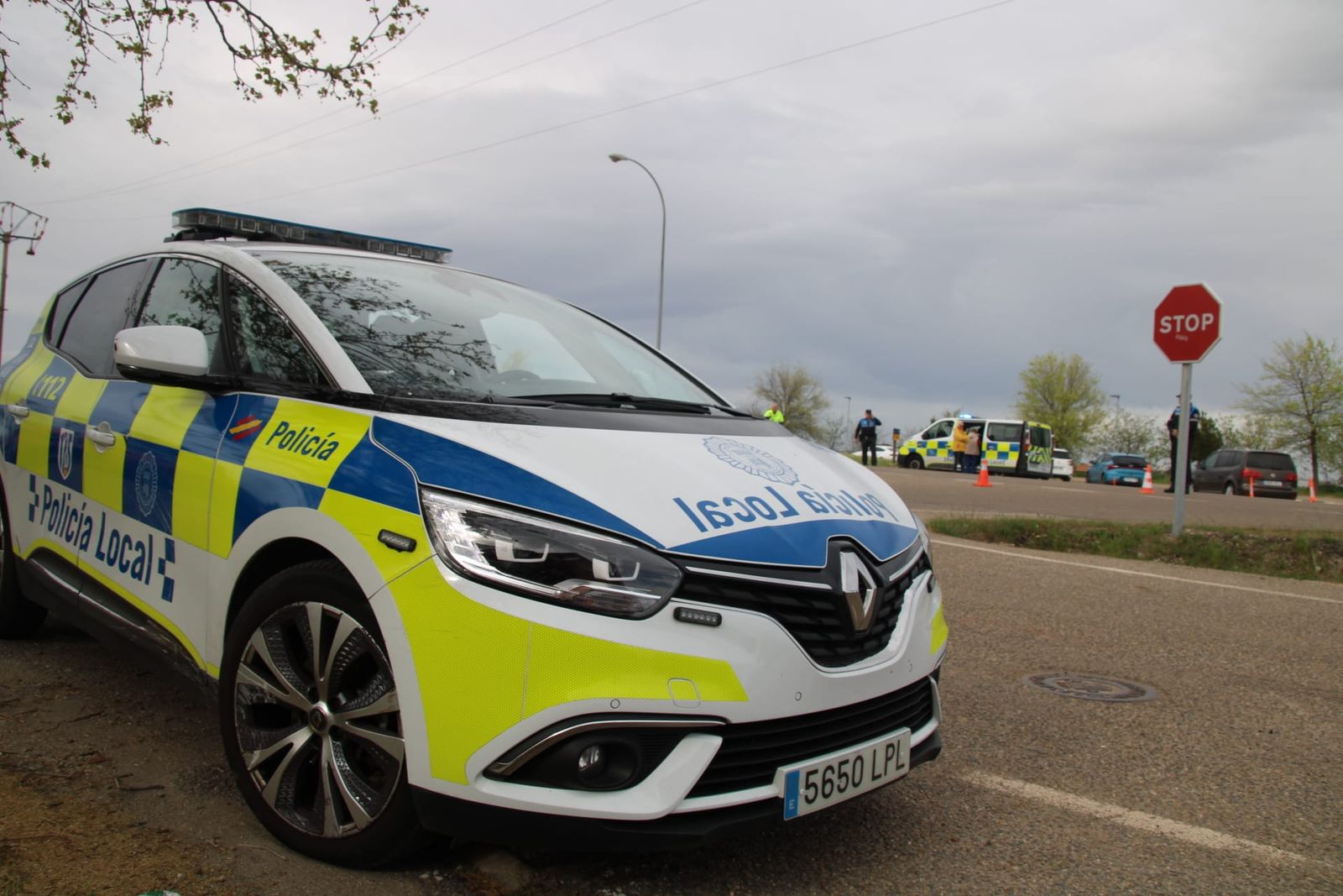 Accidente entre un motorista y un turismo en la avenida de los Agustinos Recoletos