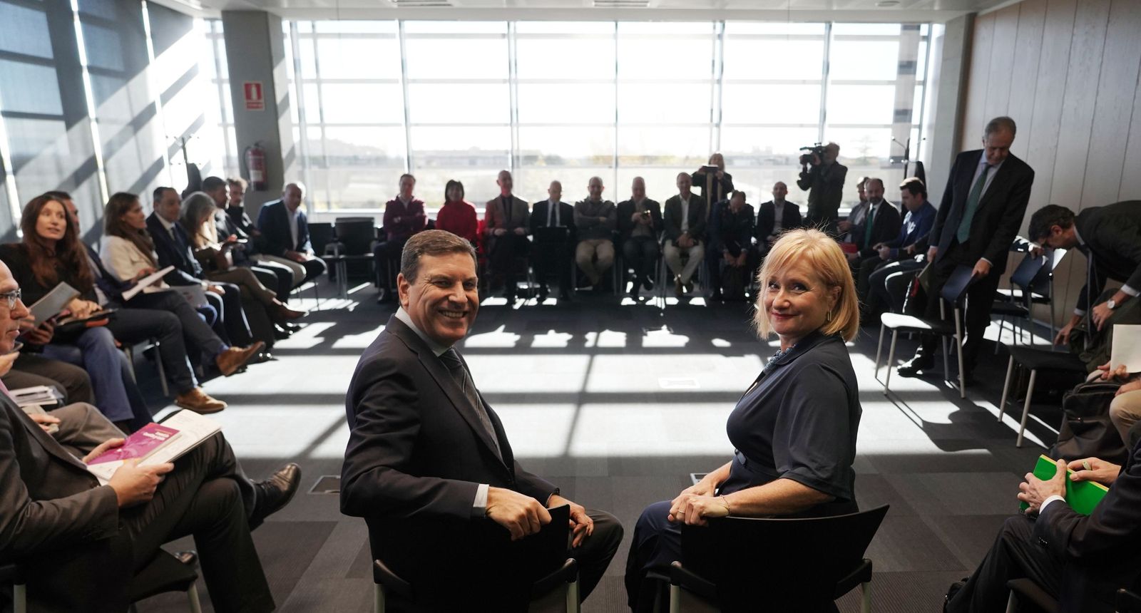 Rubén Cacho / ICAL . El consejero de Economía y Hacienda y portavoz de la Junta, Carlos Fernández Carriedo, y la consejera de Industria, Comercio y Empleo, Leticia García, participan en la mesa del sector de la Seguridad y Defensa de Castilla y León.