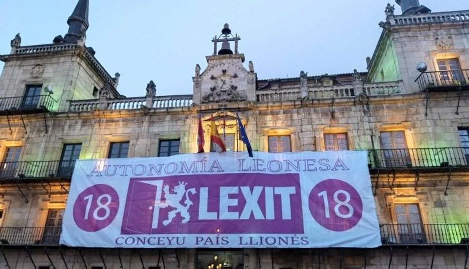Pancarta de la autonomía leonesa en León