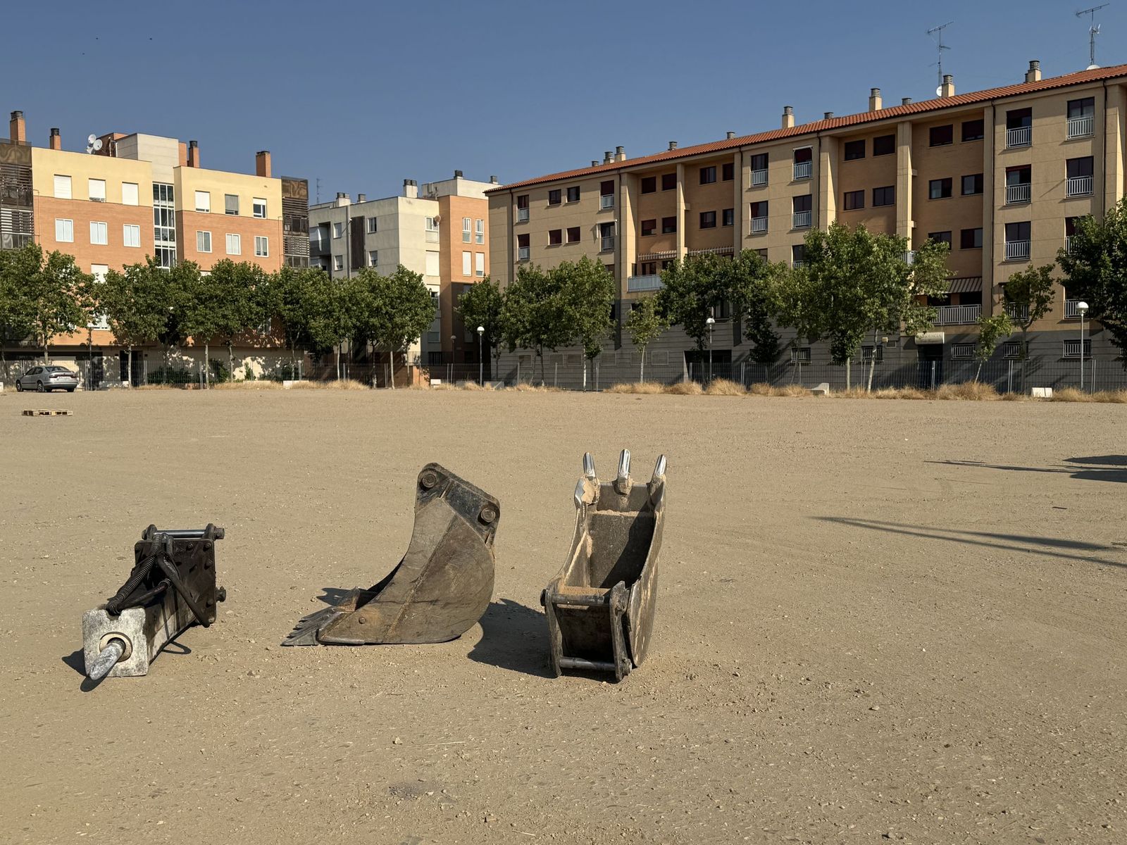 El alcalde de Salamanca, Carlos García Carbayo, visita las obras del nuevo aparcamiento gratuito en superficie del barrio El Zurguén