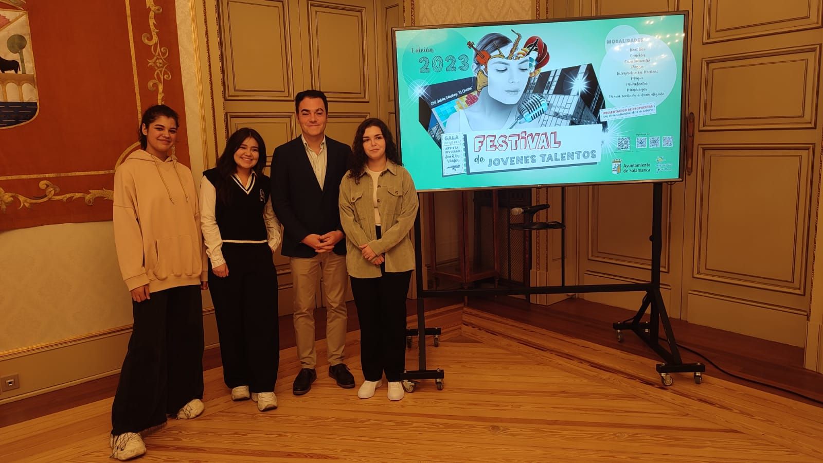 El concejal de Juventud, Pedro Martínez, junto a uno de los grupos ganadores de la pasada edición de 'Jóvenes Talentos'