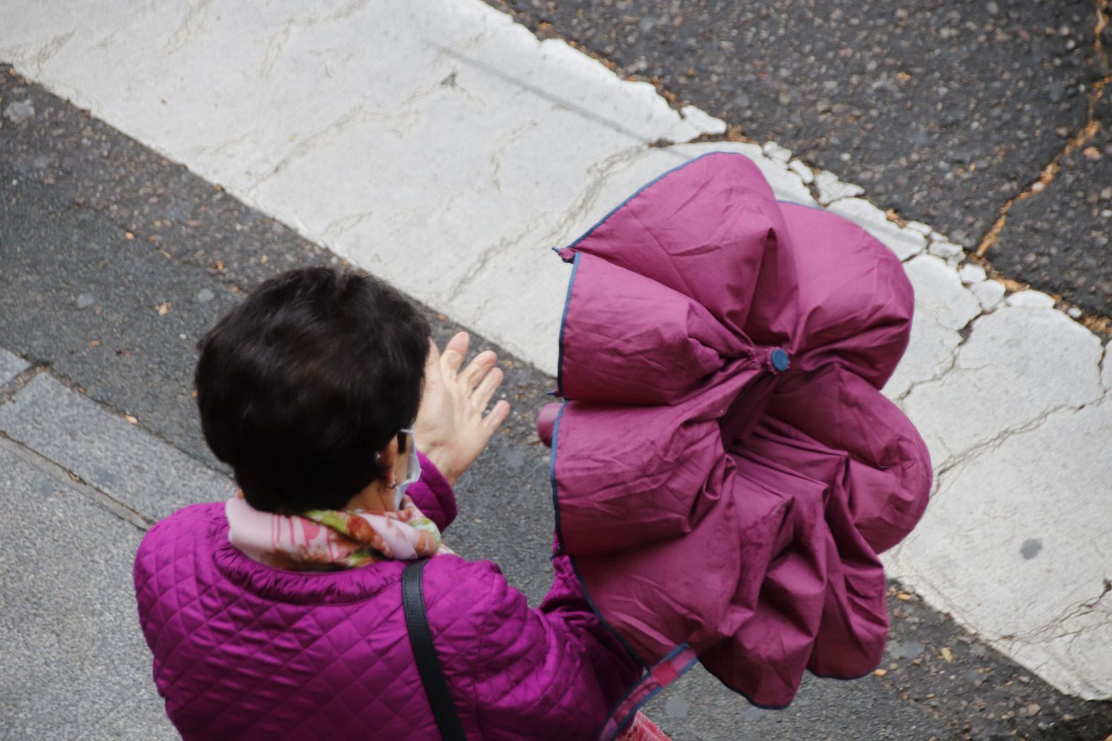 Gente paseando con paraguas. Foto S24H