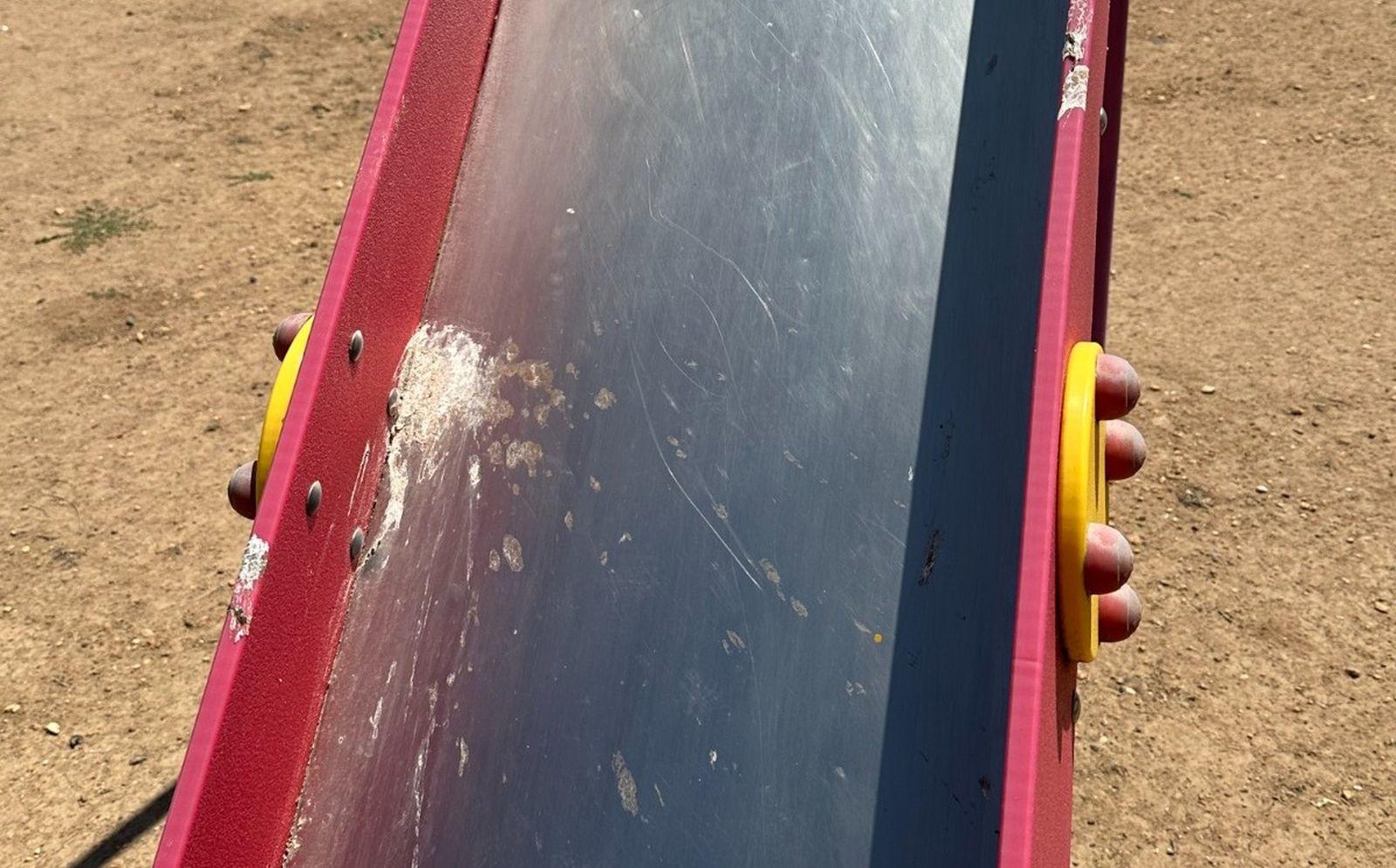 Vecinos denuncian el estado de abandono del parque infantil de Tardáguila