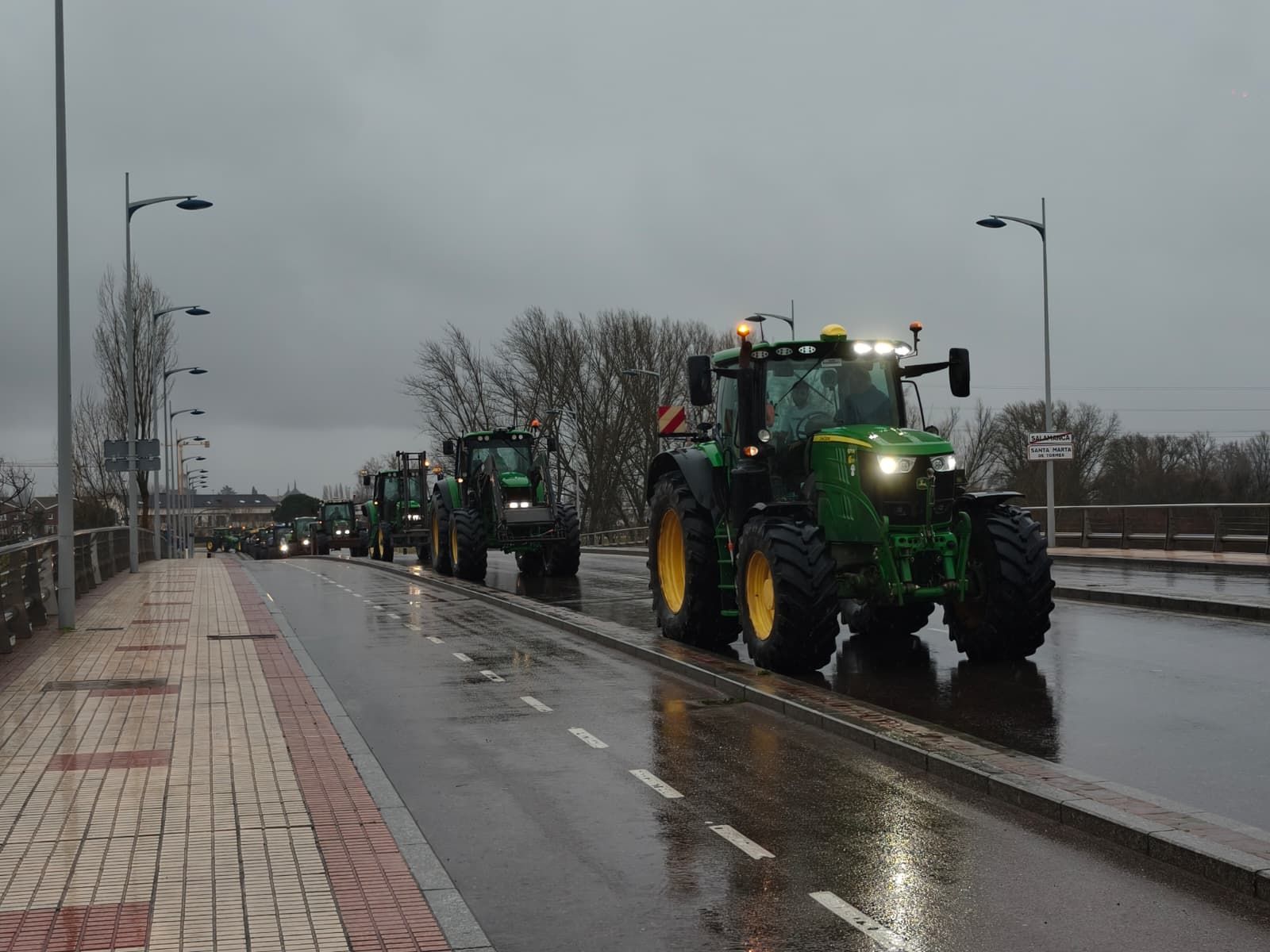 En imágenes la marcha con tractores y vehículos de campo en Salamanca en protesta contra Mercosur
