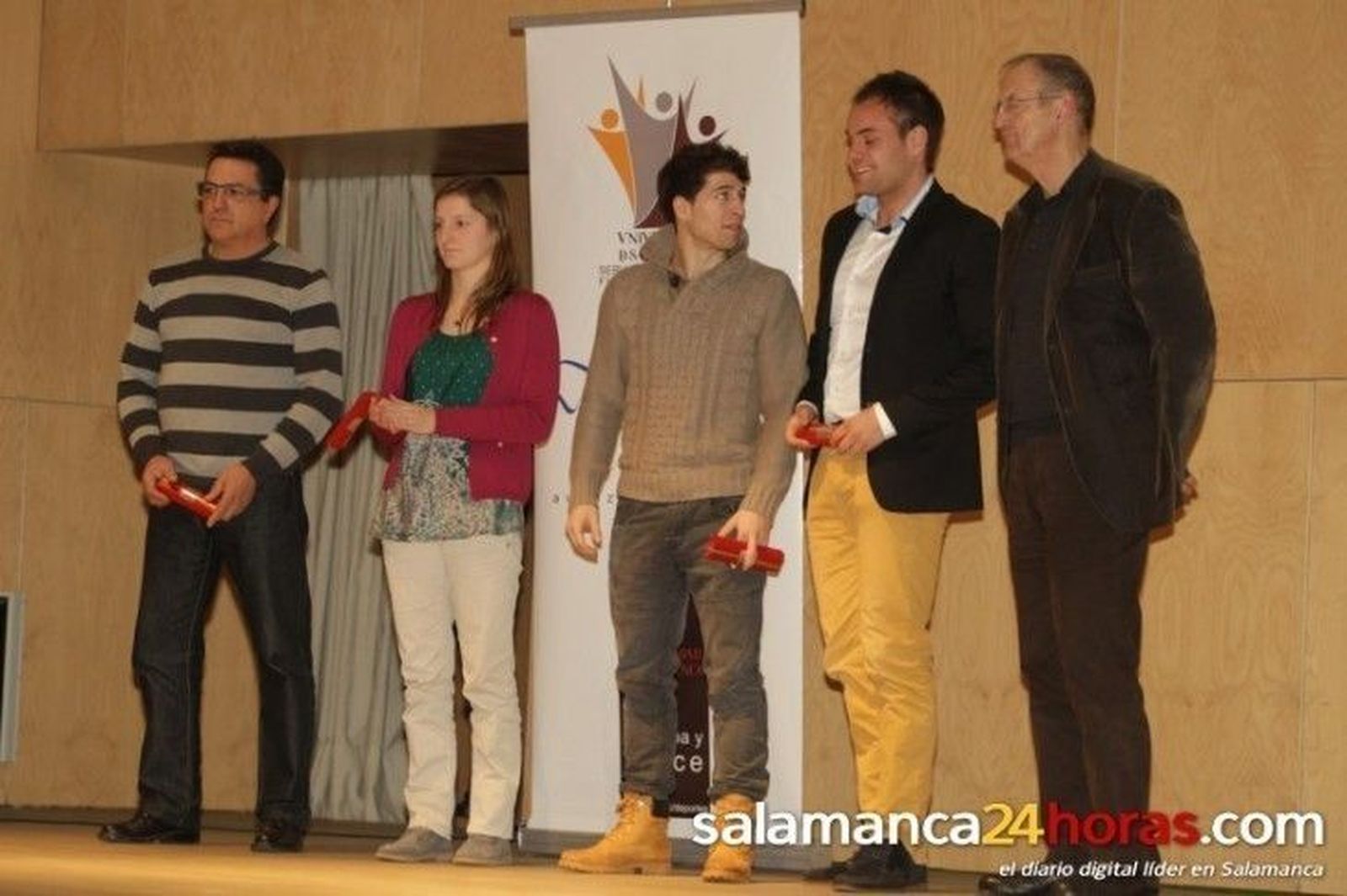 Manuel García Sánchez, Elena Melodie Fernández, y el equipo de baloncesto femenino de la USAL reciben sus premios