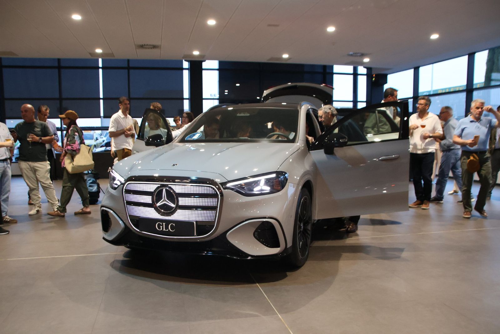 Presentación dos coches en la mercedes