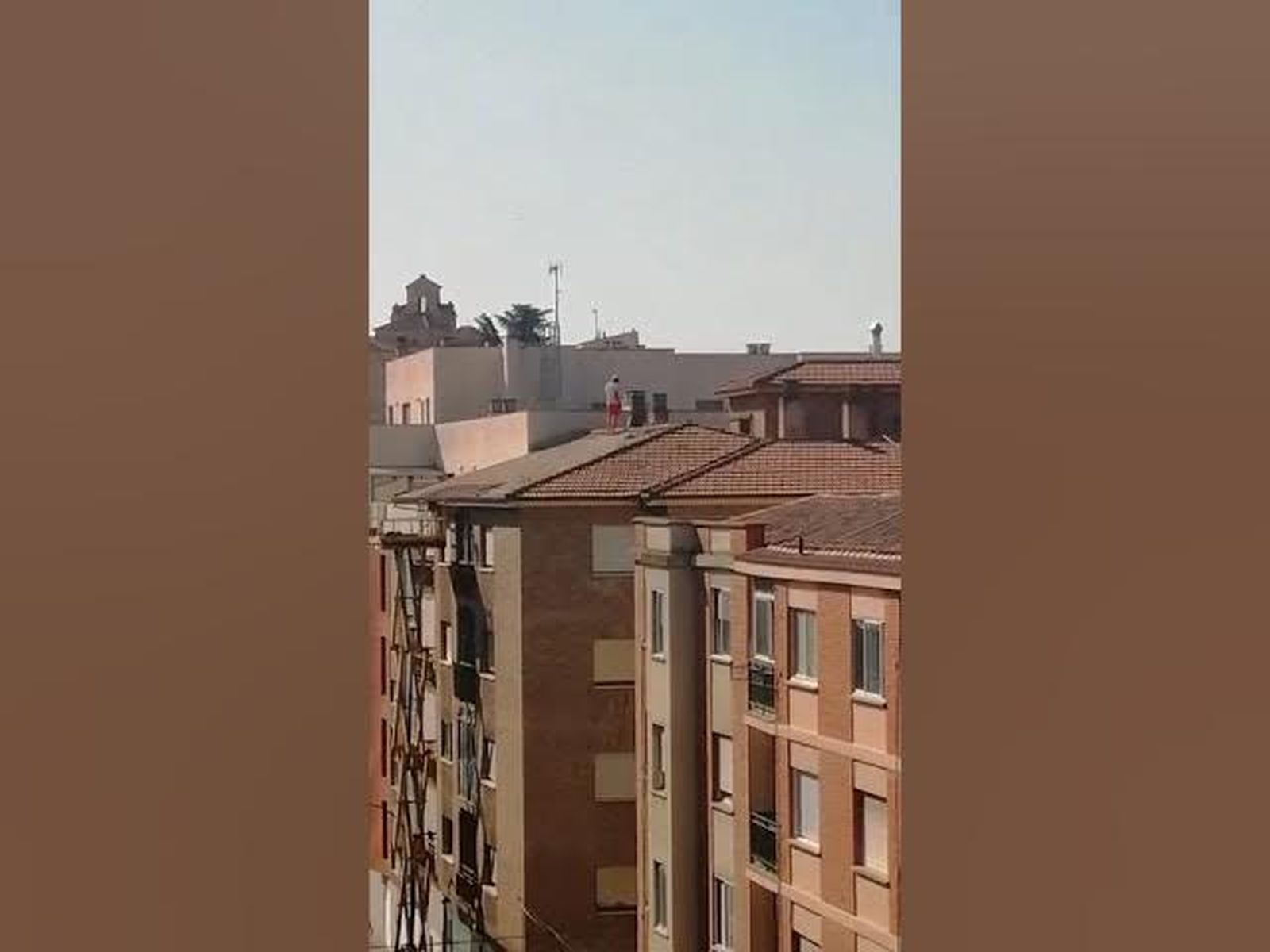 VÍDEO | La escalofriante maniobra de un operario en Zamora en lo alto de un tejado sin ningún tipo de protección