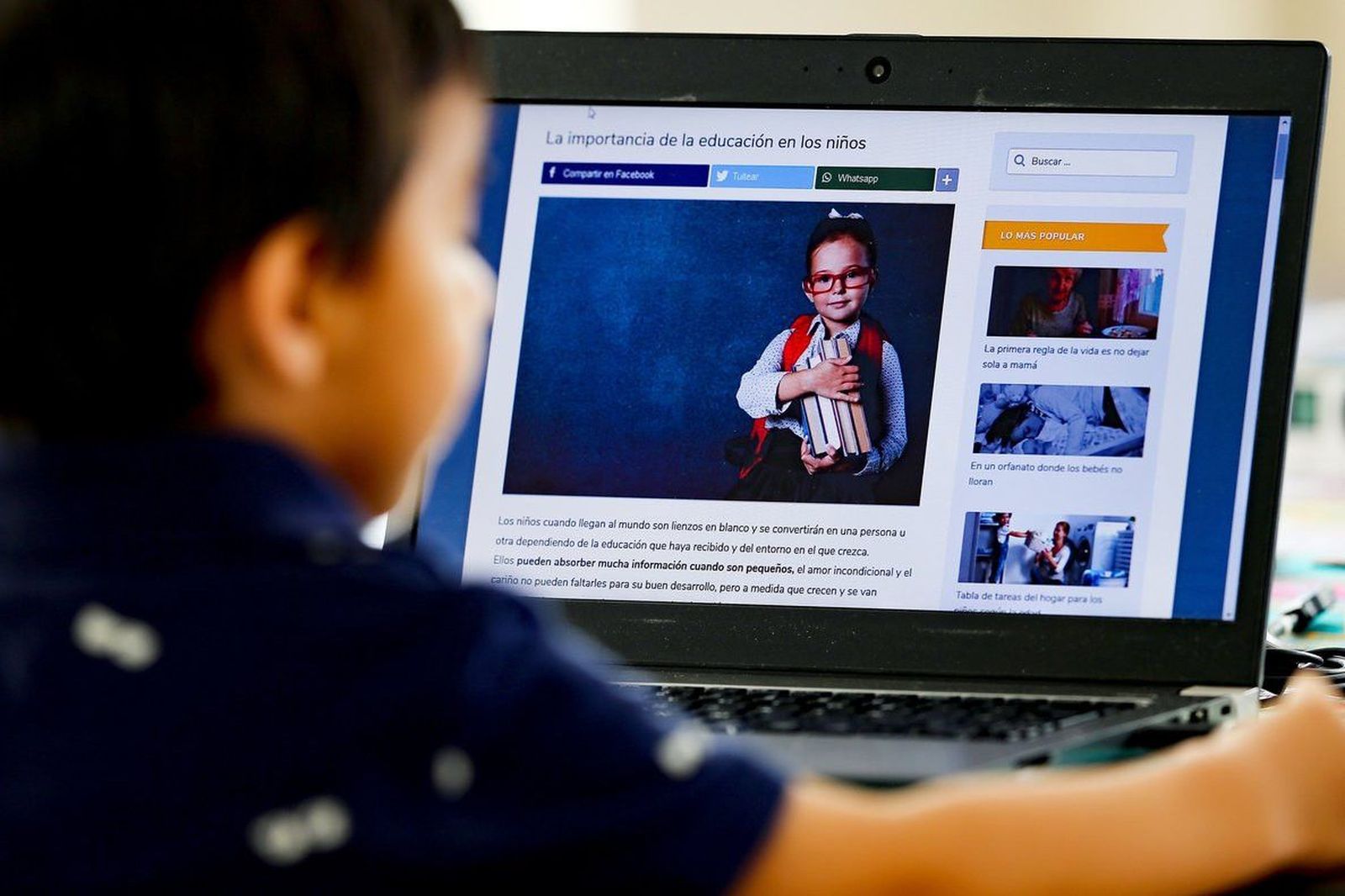 Nino estudia bajo modalidad educacion distancia tras cierre masivo colegios por coronavirus. Foto de archivo.