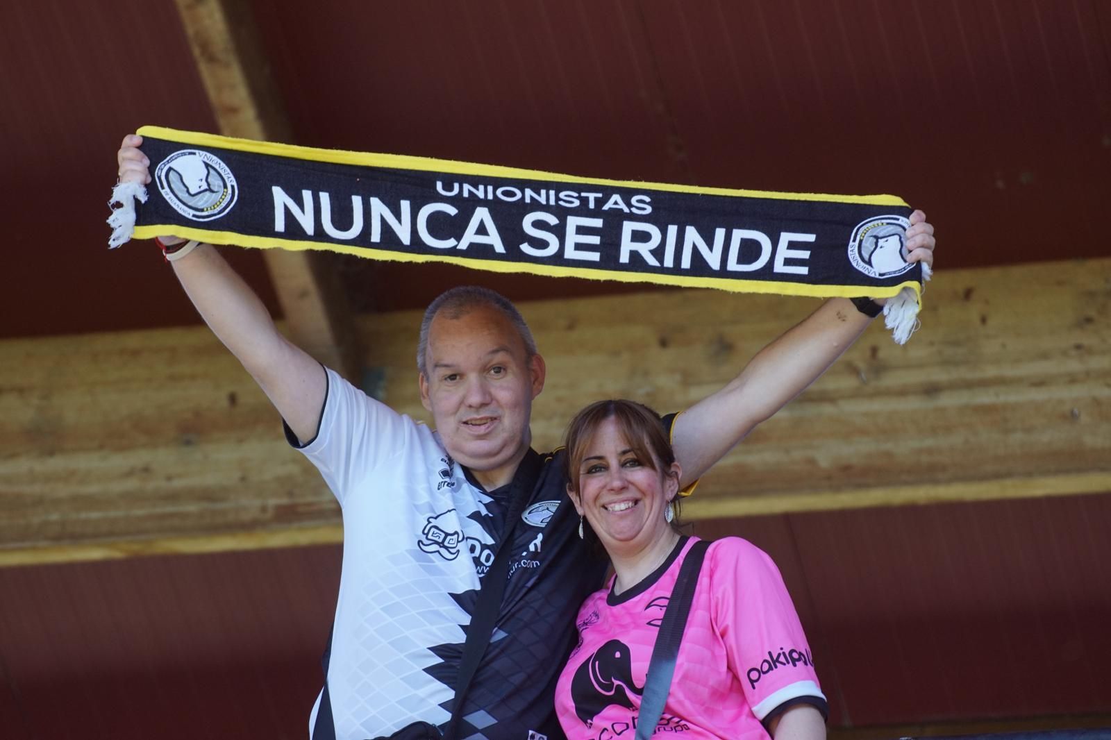 Gran ambiente en la grada para ver el partido entre Zamora - Unionistas en el Estadio Ruta de la Plata