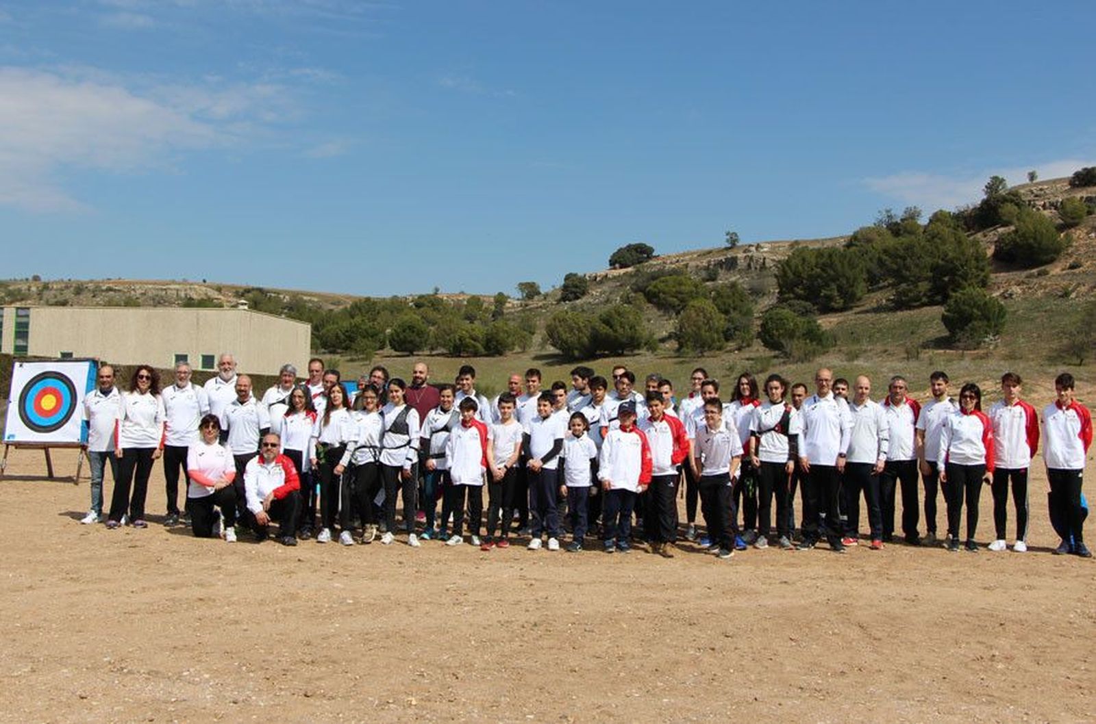 Foto de fammilia entre socios del club y autoridades.