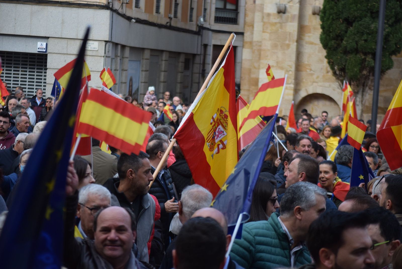 concentracion-del-pp-contra-la-amnistia-22