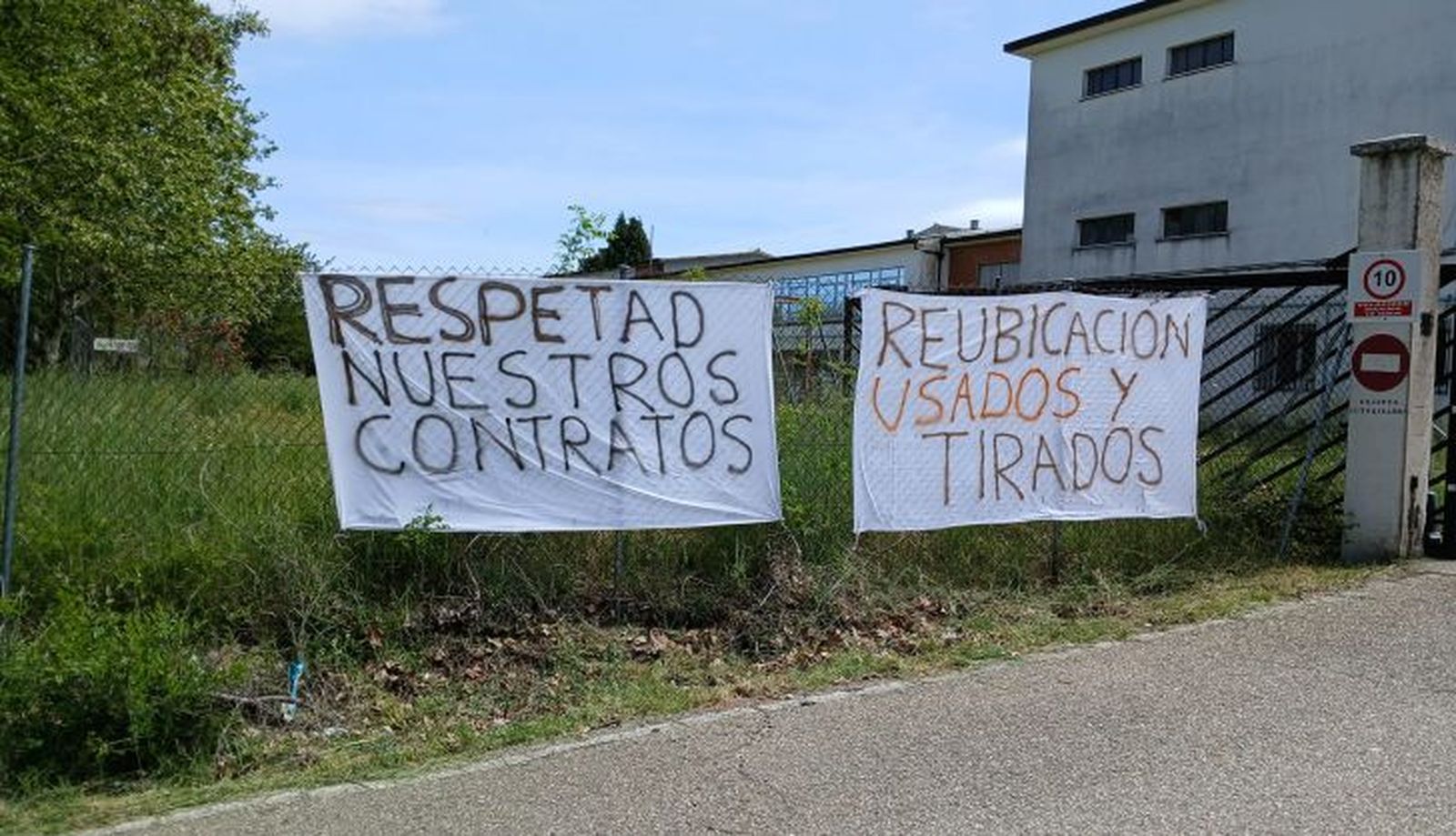 Carteles protesta despido trabajadores Llano Alto (2)