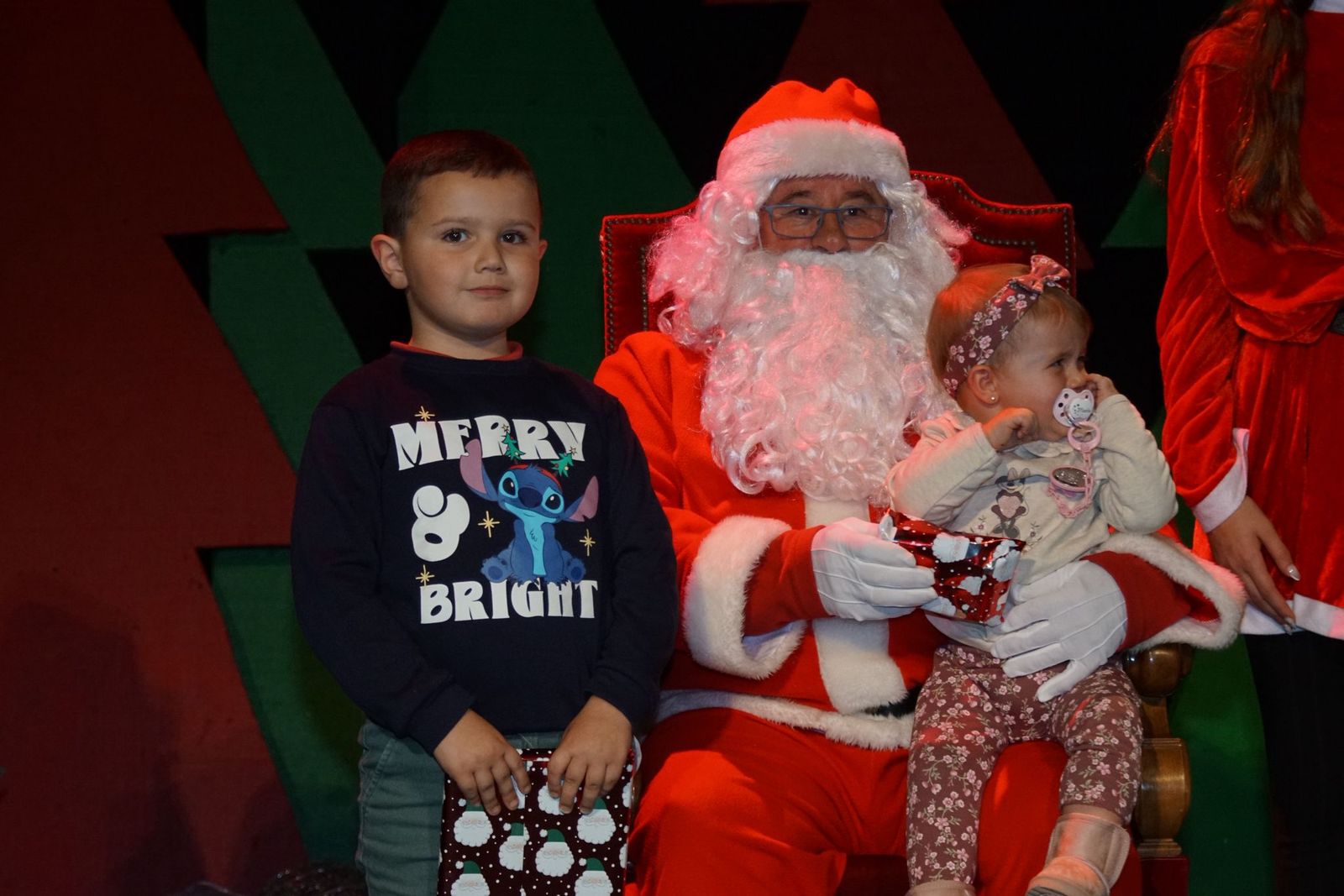 Papá Noel recorre las calles de Alba de Tormes y entrega regalos a los niños