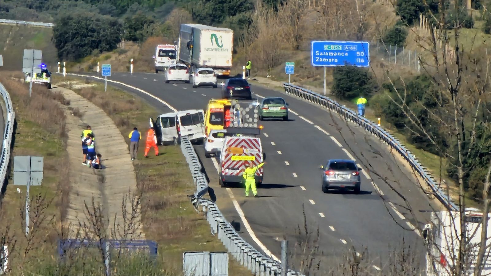 Accidente entre una furgoneta y un camión en la A-66