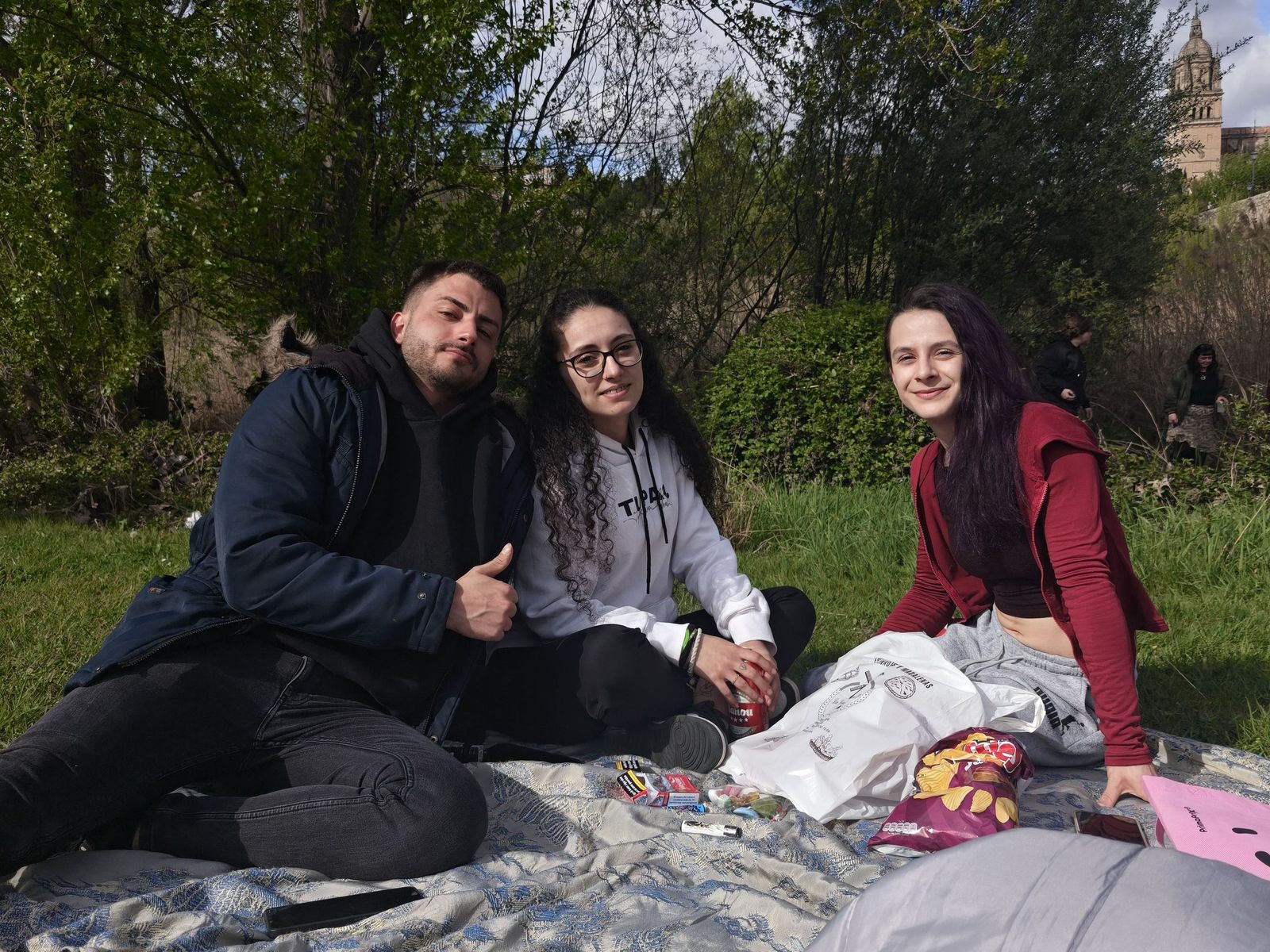 Un multitudinario Lunes de Aguas en Salamanca llena la ribera del Tormes