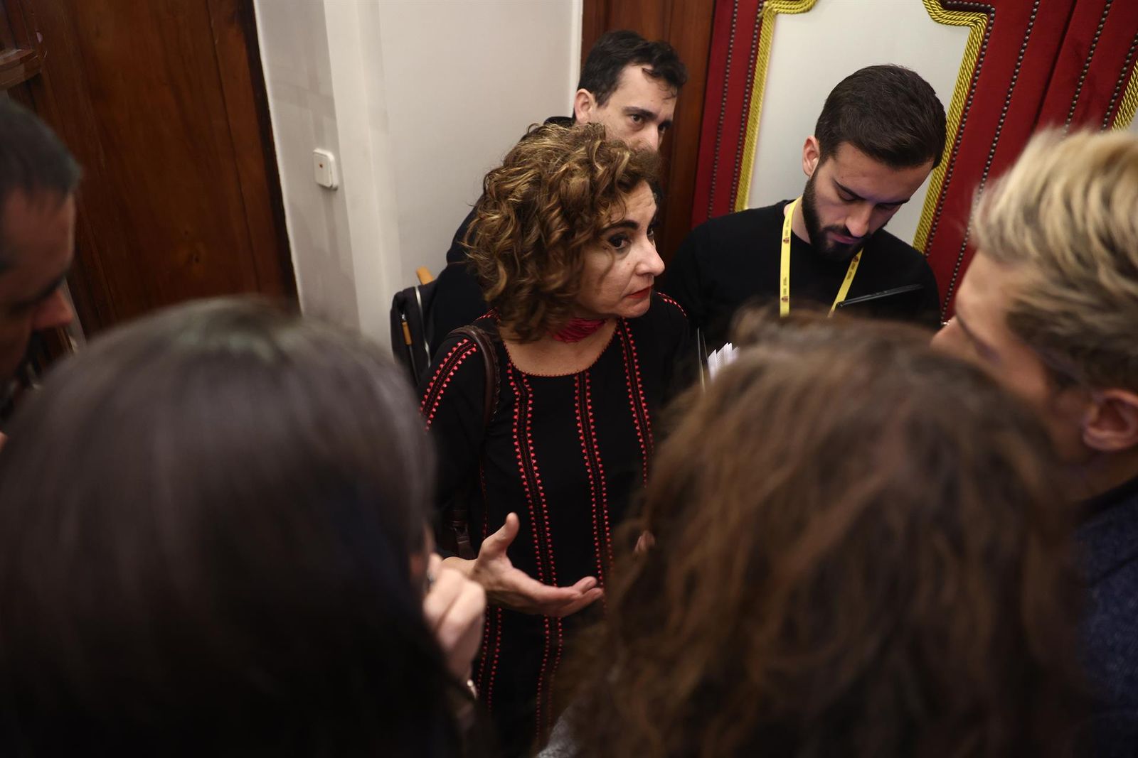 La ministra de Hacienda y Función Pública, María Jesús Montero, ofrece declaraciones a los medios durante una sesión plenaria. EP
