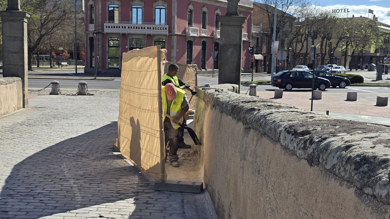 Comienzas las obras para reparar los pretiles del Puente Romano