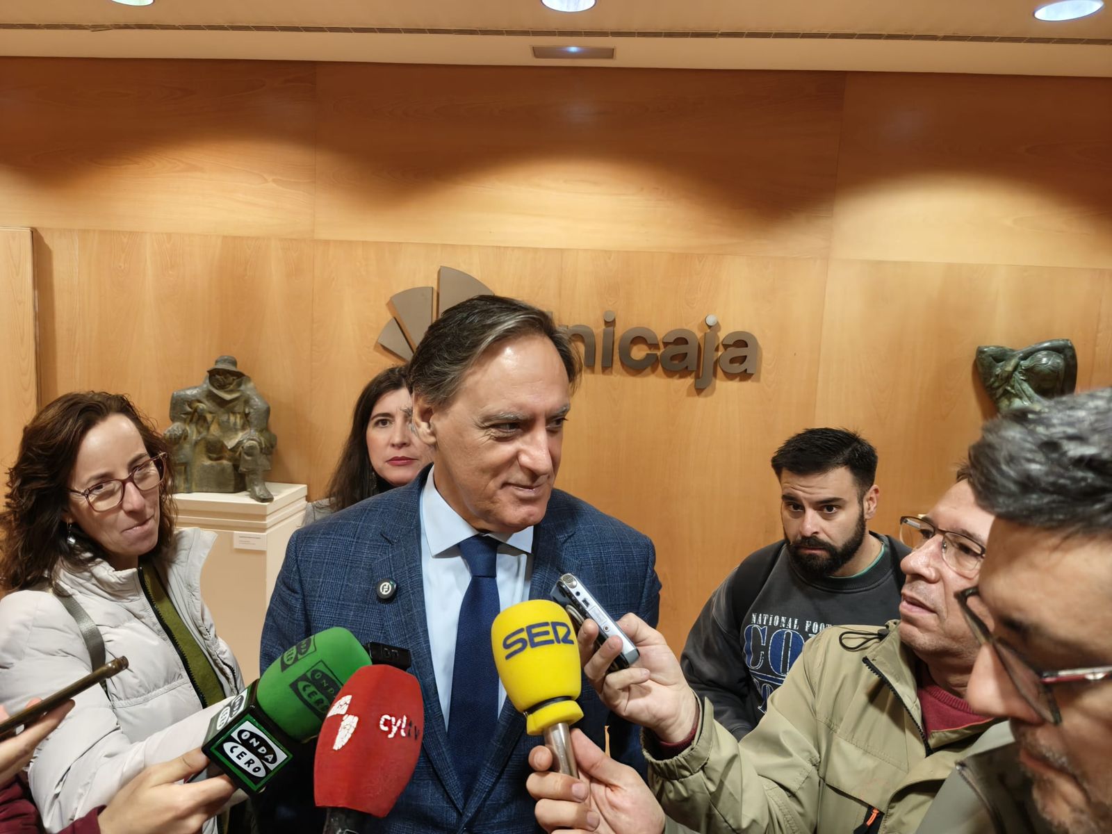 Los niños del concurso de dibujo de reciben sus diplomas premiados de las manos del alcalde por el Día Internacional de los Derechos de la Infancia