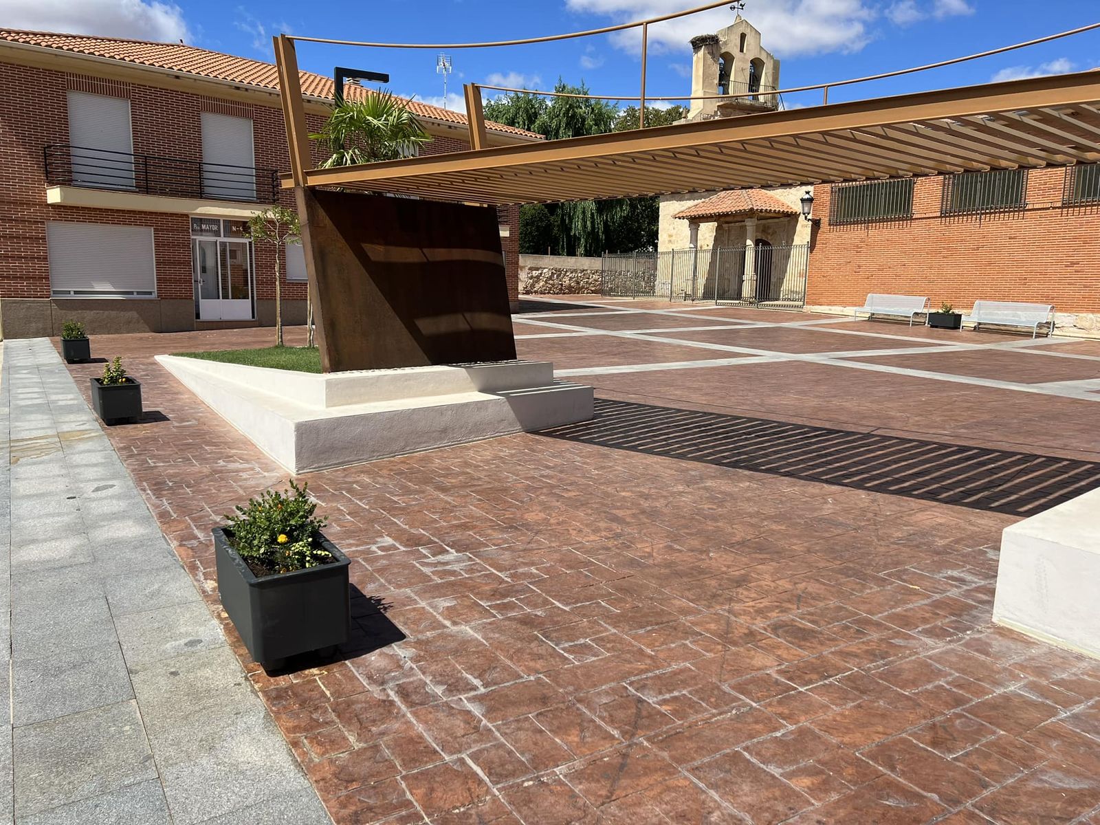 Plaza de Roales del Pan, situada junto a la iglesia. Plaza de Roales del Pan, situada junto a la iglesia.