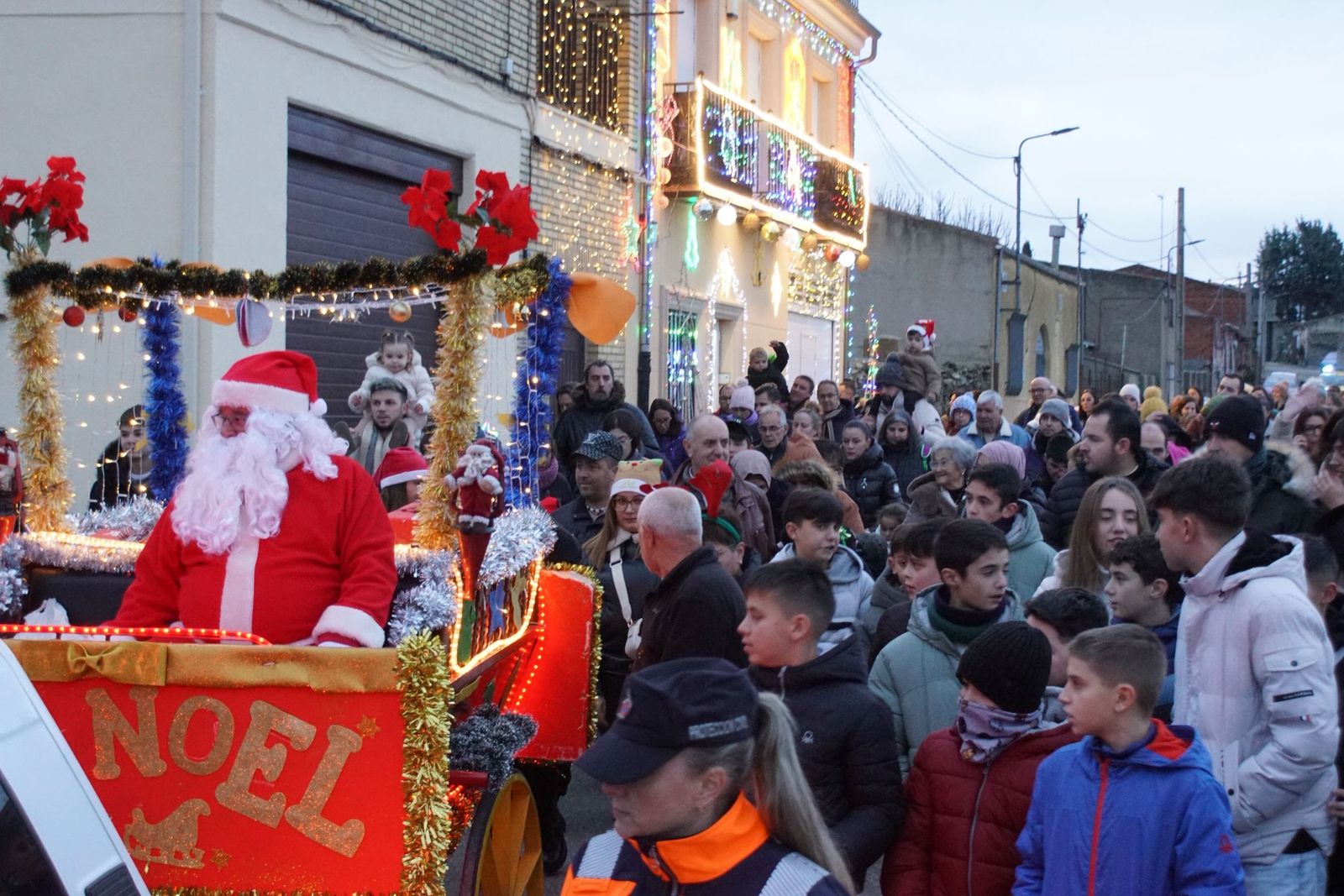 Papá Noel recorre las calles de Alba de Tormes y entrega regalos a los niños