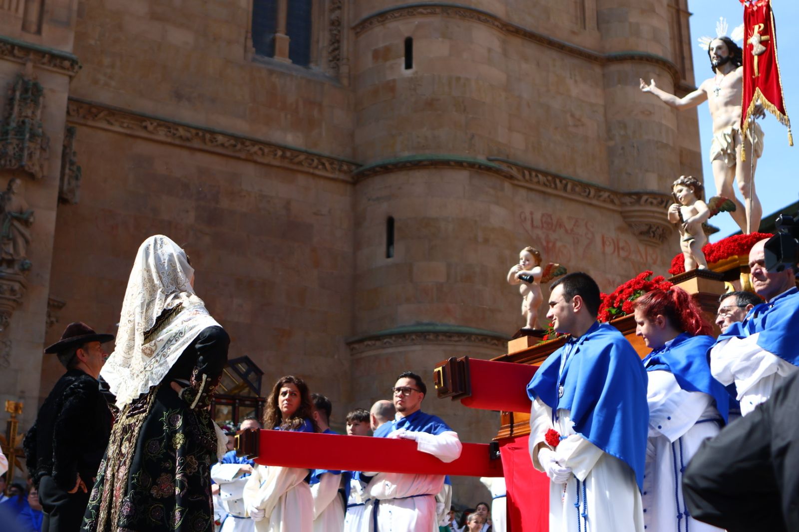 Procesión del encuentro de Nuestra Señora de la Alegría y Jesús Resucitado en el Domingo de Resurrección en Salamanca